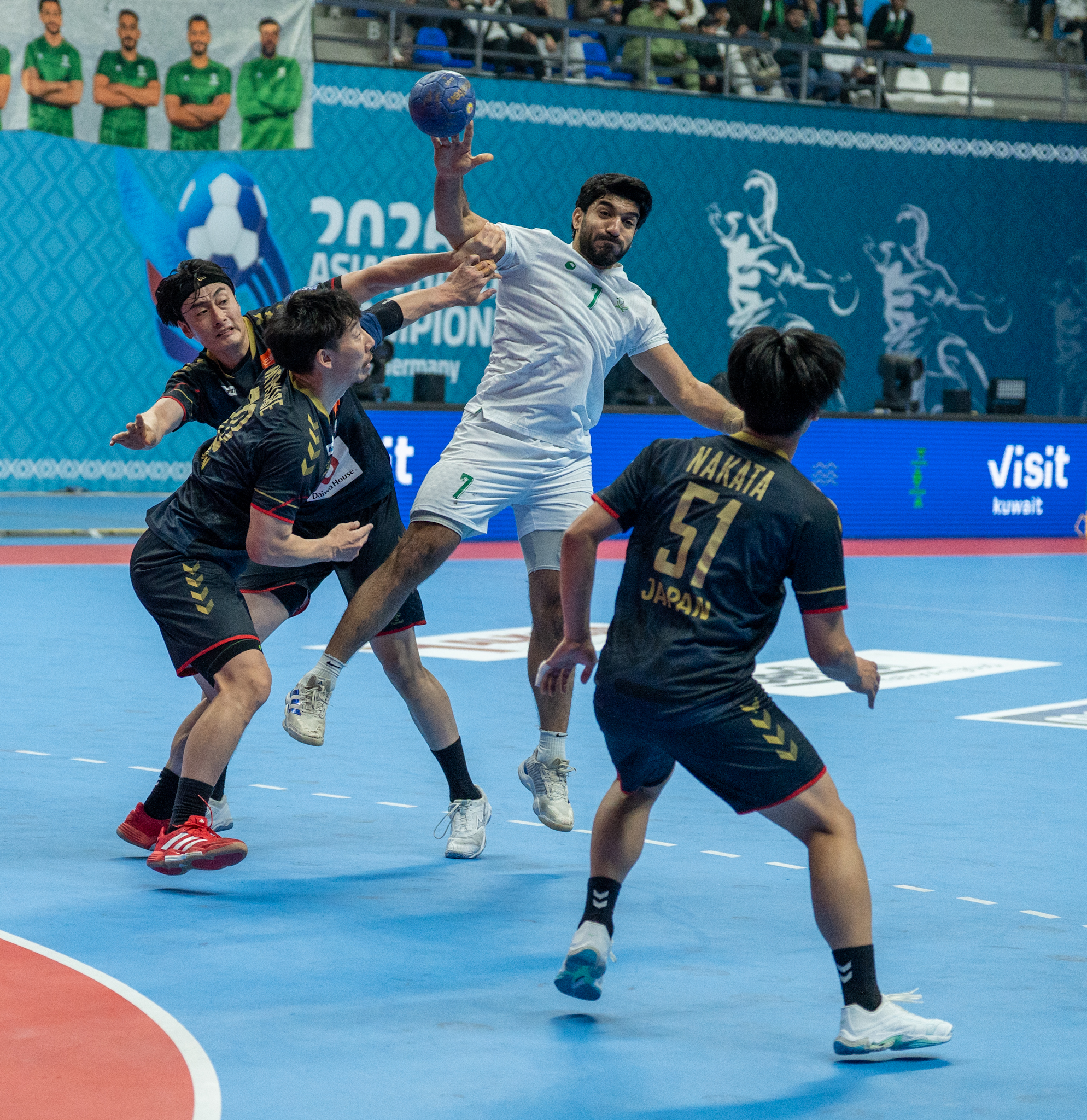 لاعب منتخب السعودي يحاول التمرير بين الدفاع الياباني