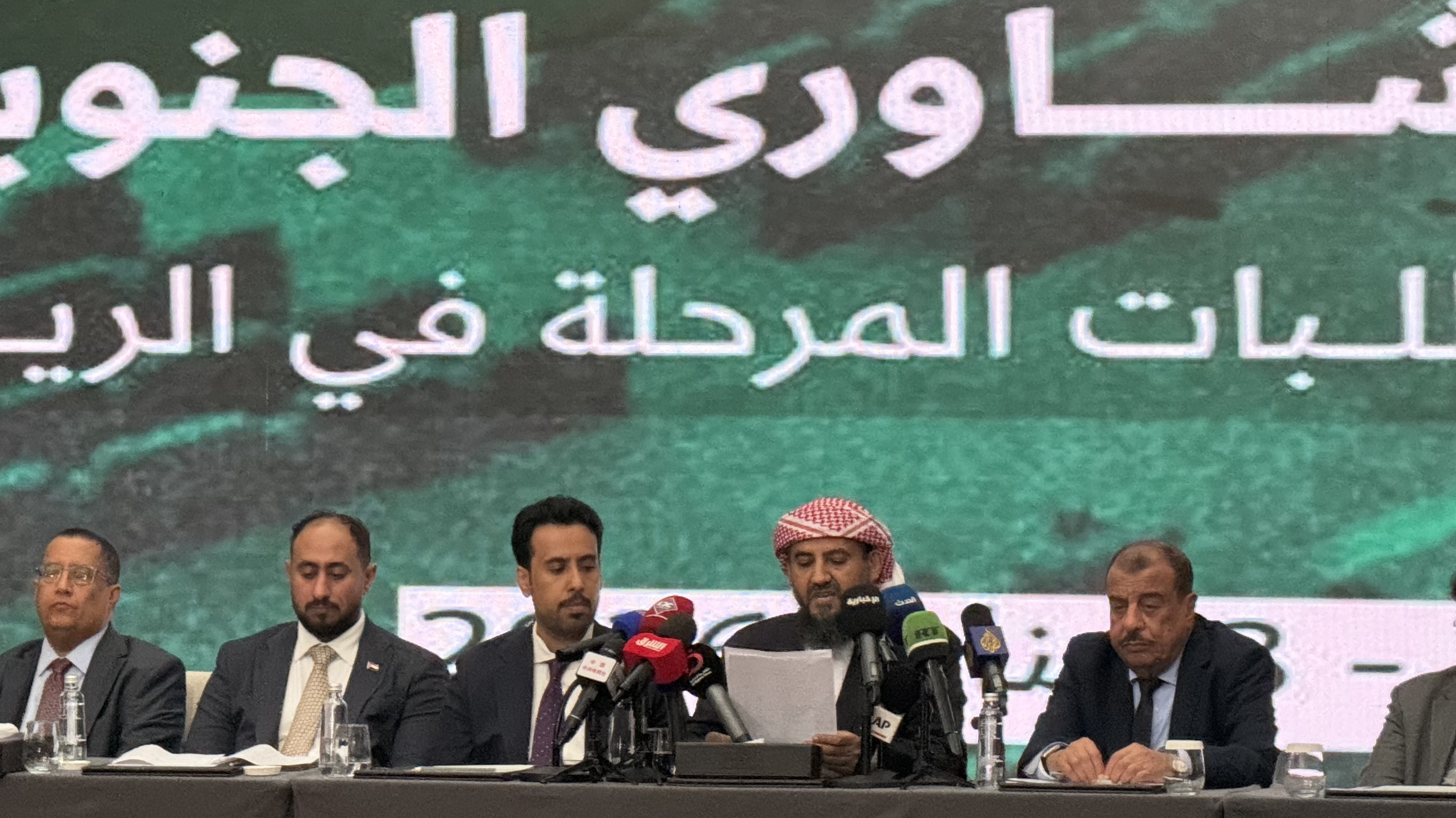 عضو مجلس القيادة الرئاسي اليمني أبو زرعة المحرمي خلال ألقائه البيان