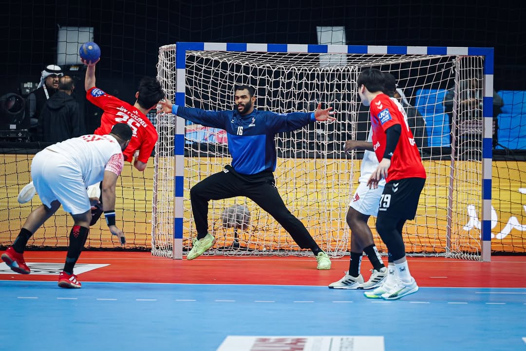 الحارس العماني يتصدى لرمية كورية