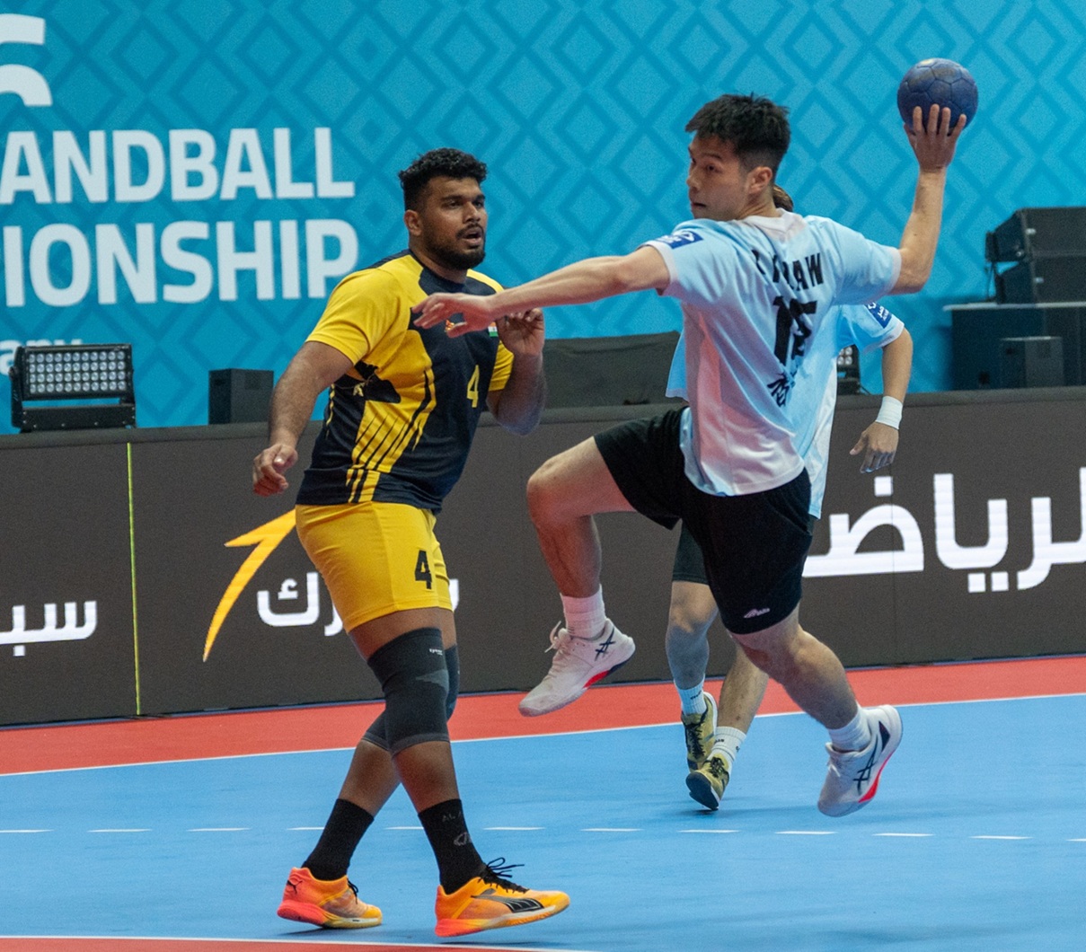 لاعب هونغ كونغ يتخطى دفاع الهند