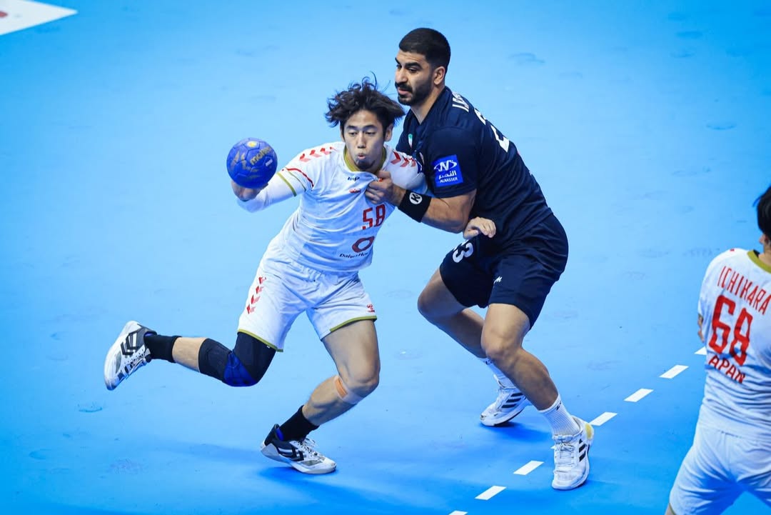 لاعب منتخب اليابان يحاول تخطي الدفاع الإيراني