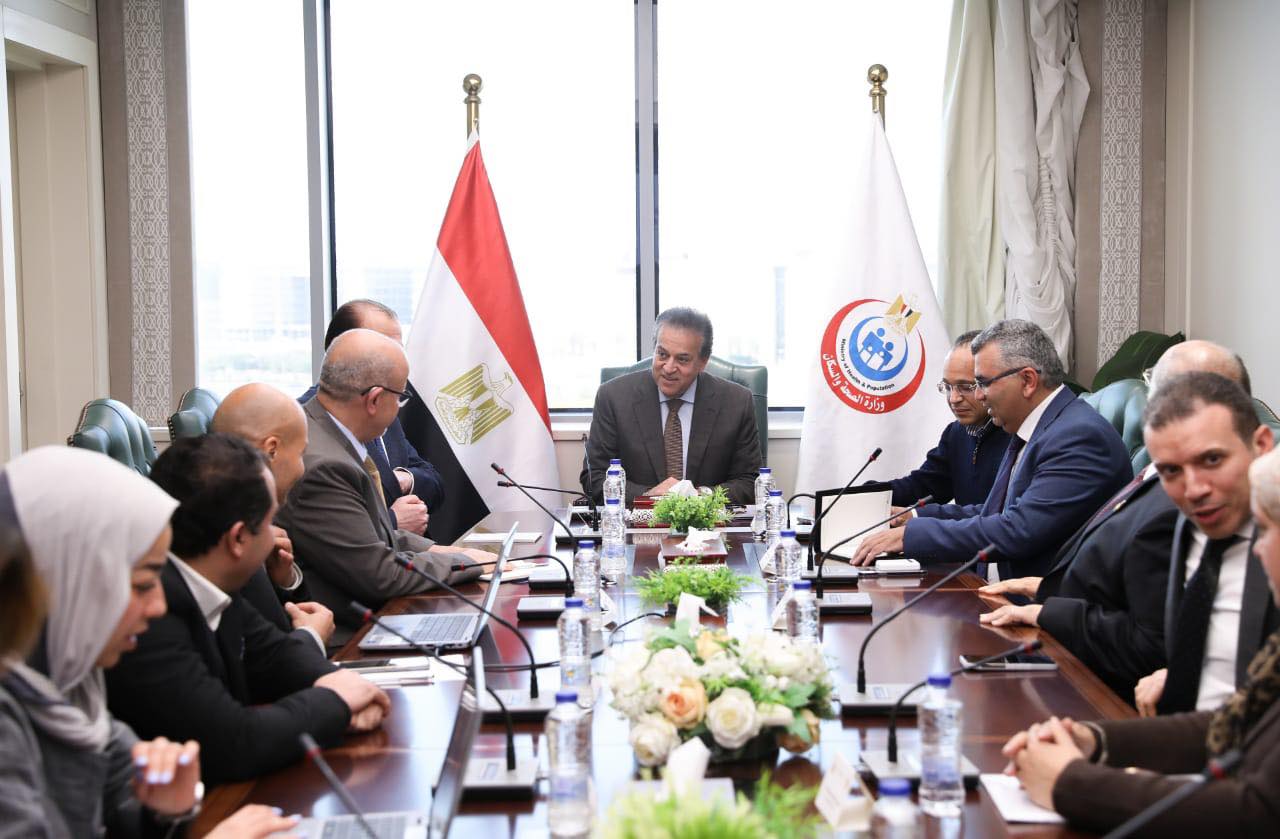 نائب رئيس مجلس الوزراء المصري وزير الصحة والسكان د. خالد عبدالغفار مع ممثل منظمة الصحة العالمية في مصر د. نعمة عابد