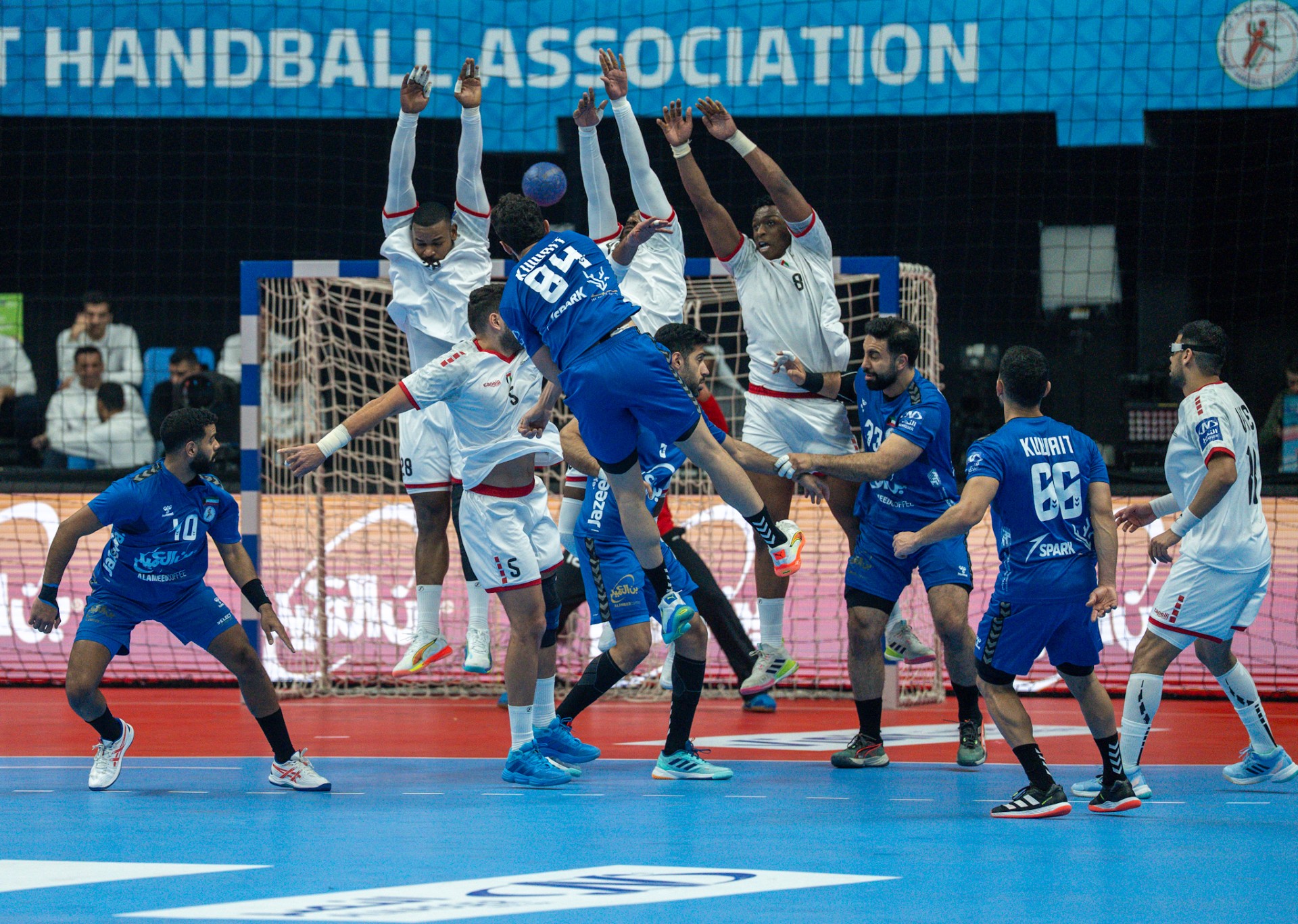 حائط صد إماراتي لإحدى الرميات الكويتية