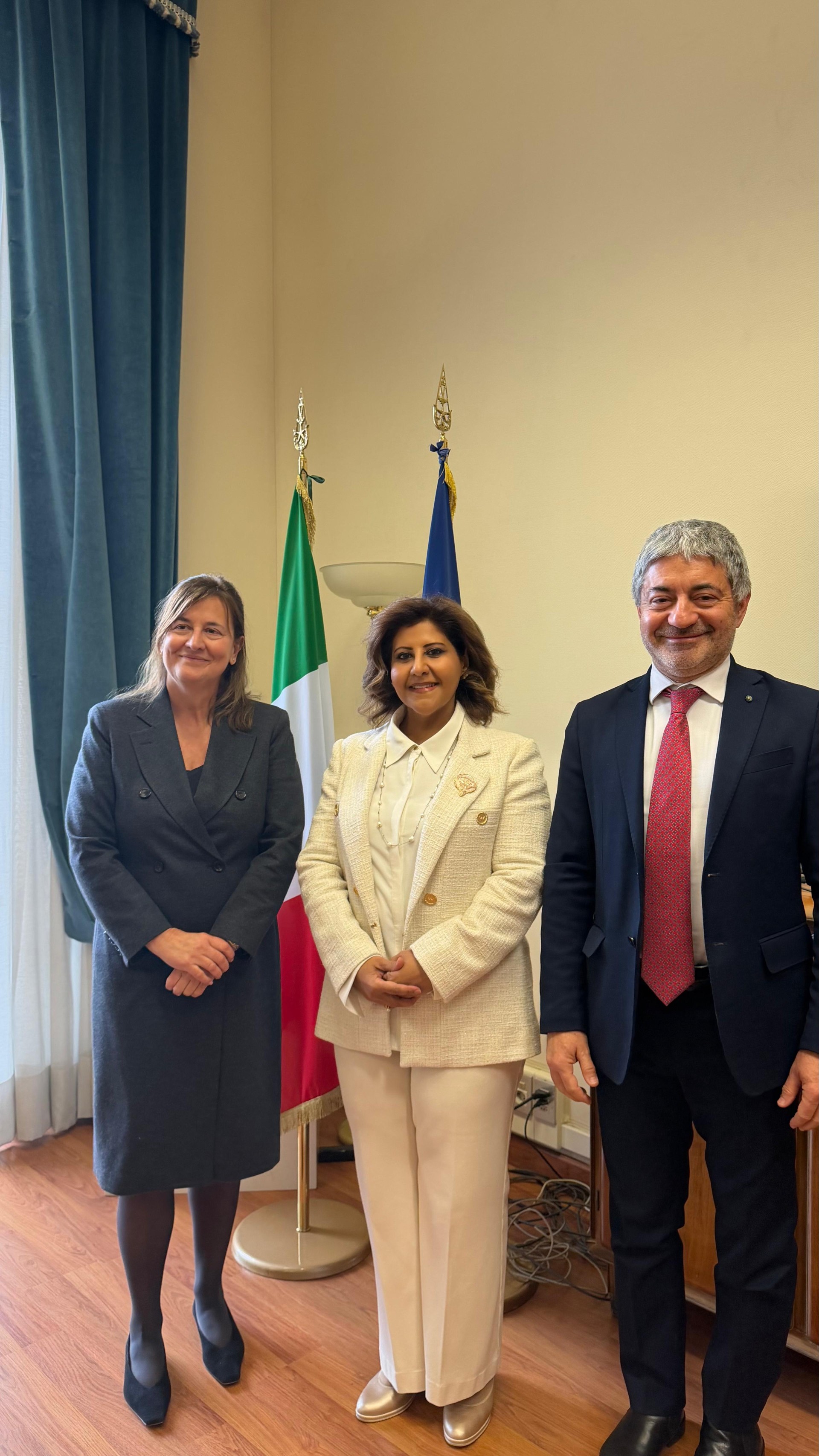 مساعد وزير الخارجية لشؤون حقوق الإنسان الشيخة جواهر الصباح مع نائب المدير لإدارة الأمم المتحدة وحقوق الإنسان ومنسق أجندات المرأة والشباب والسلام والأمن لوكا فراتيني