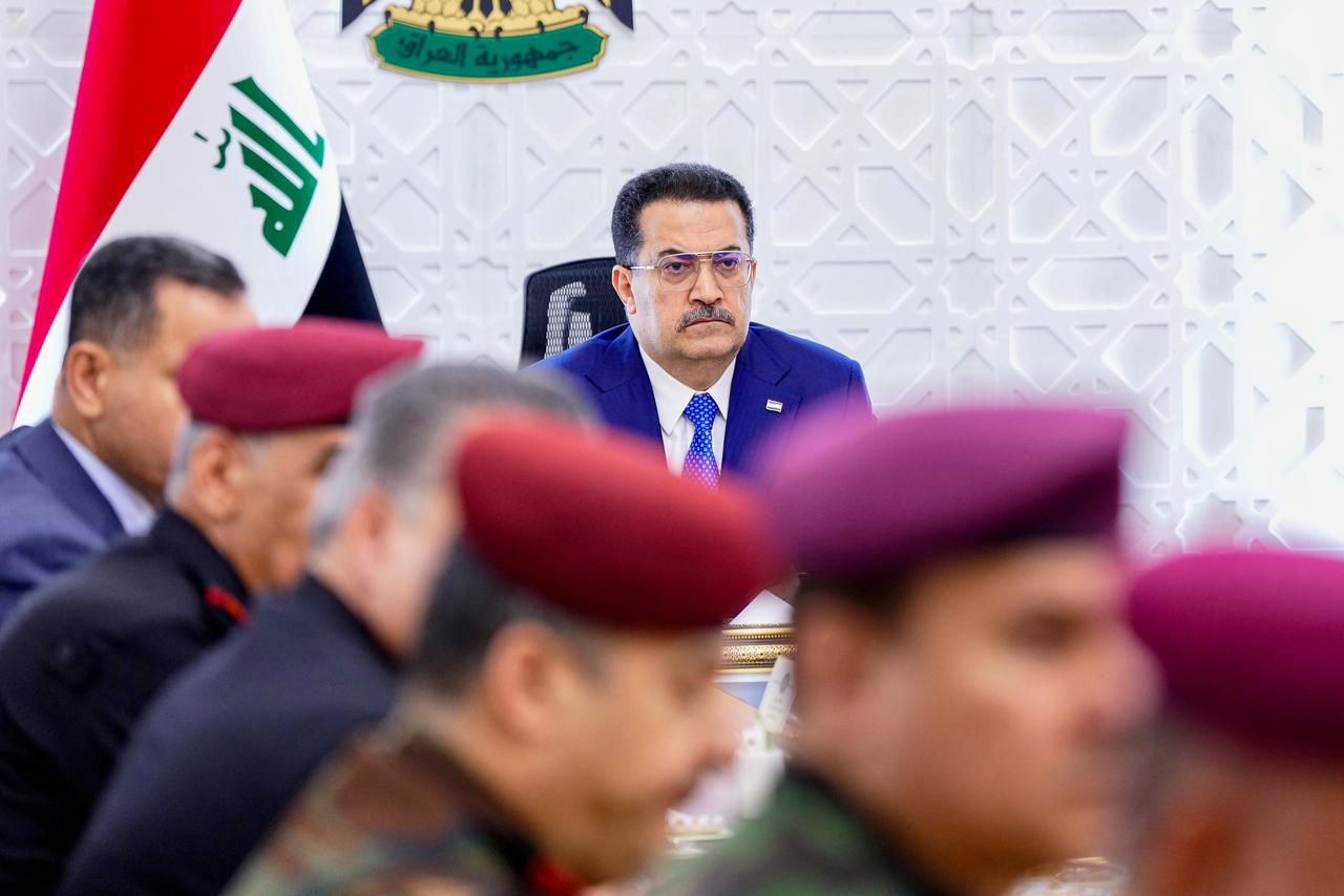 رئيس حكومة تصريف الأعمال العراقية محمد شياع السوداني  خلال اجتماع أمني طارئ