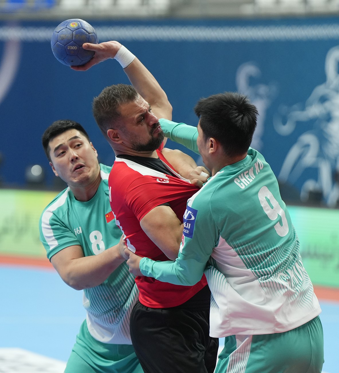 دفاع لاعبي الصين عن مرماهم