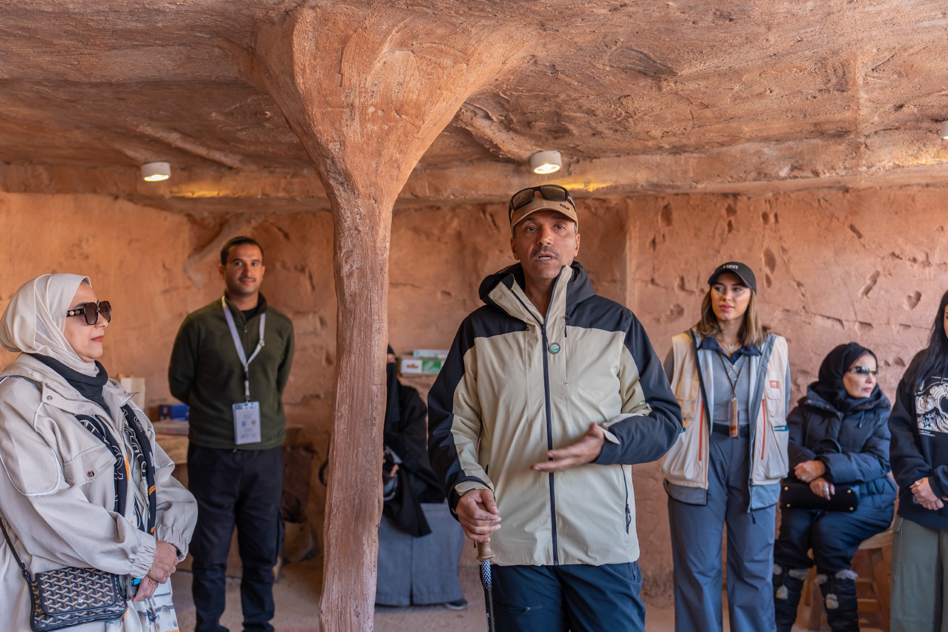 رئيس مجلس إدارة الجمعية د. مبارك الهاجري يشرح الإرث الجيولوجي والحضاري الذي تزخر به الكويت