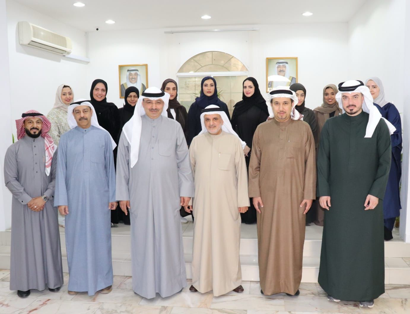 وكيل وزارة التعليم العالي الدكتور بدر البصيري ورئيس المكتب الثقافي الكويتي في البحريني الدكتور محمد الدغيم