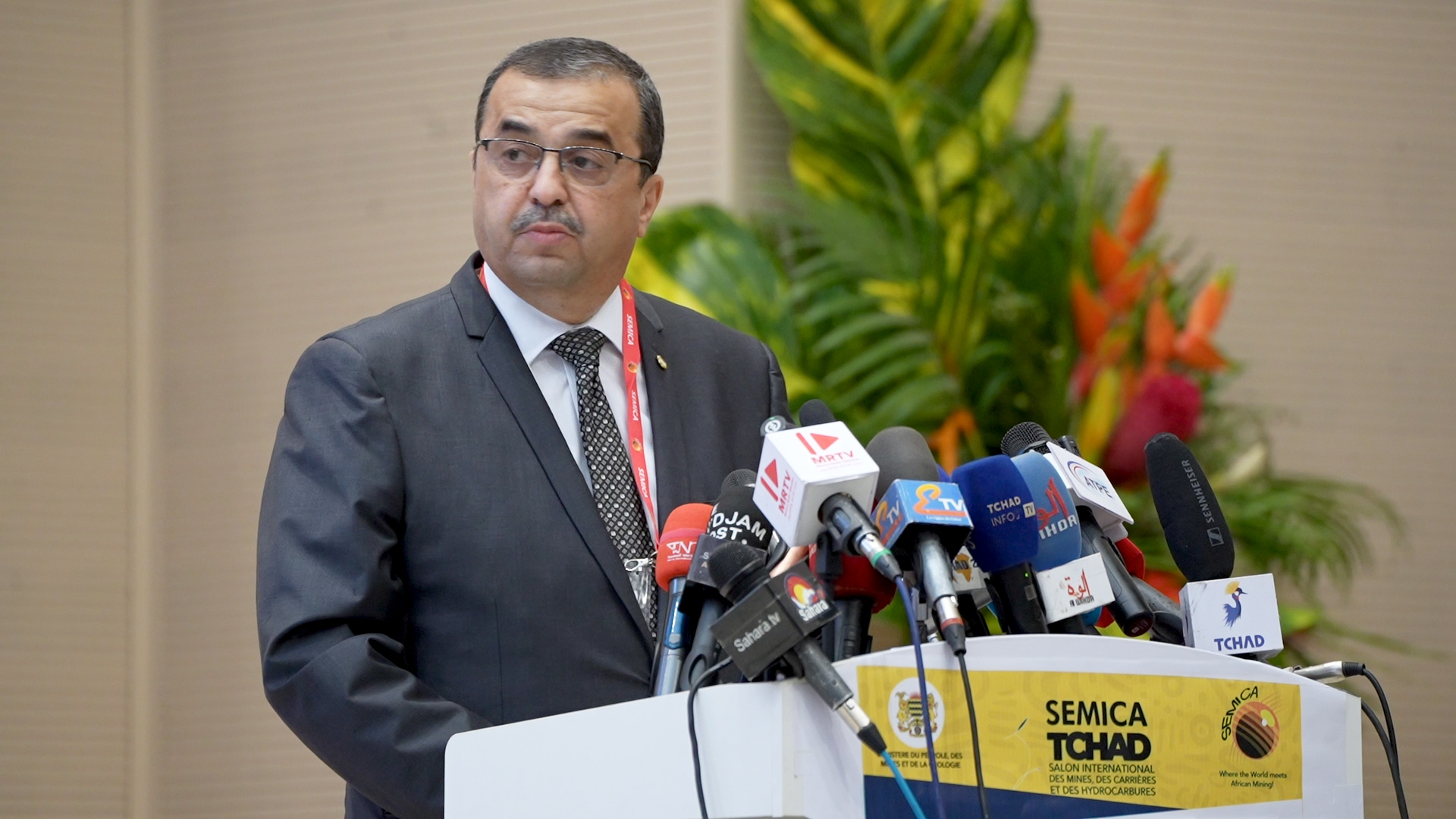 وزير الطاقة الجزائري خلال القائه كلمة باسم الرئيس تبون