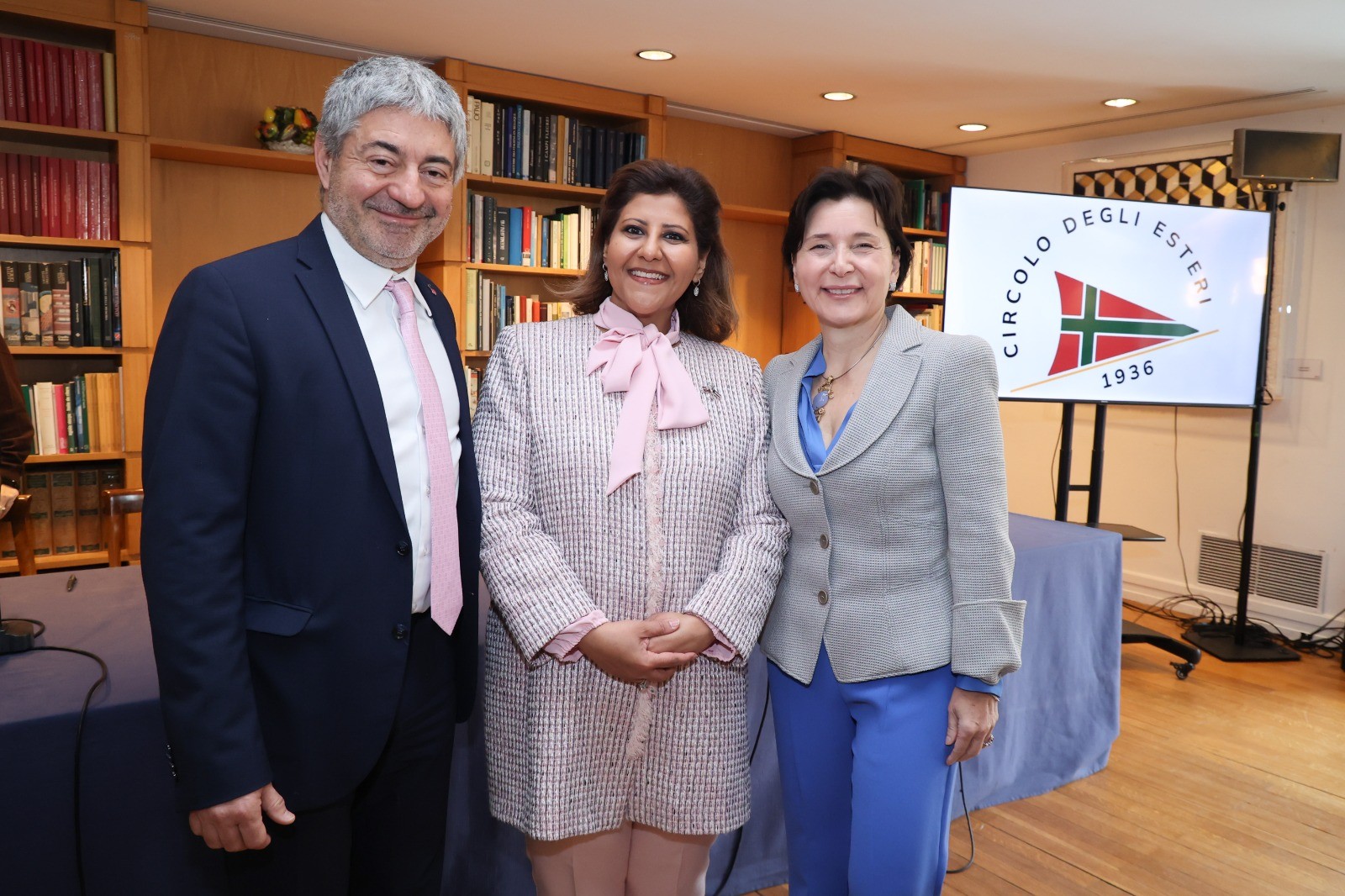 Cheikha Jawaher Al-Sabah et l'ambassadrice Cecilia Piccioni