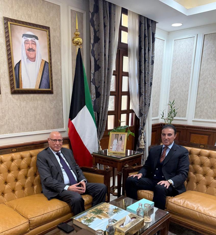 مندوب دولة الكويت الدائم لدى جامعة الدول العربية السفير طلال المطيري خلال لقائه الأمين العام المساعد للجامعة العربية لقطاع الإعلام أحمد خطابي