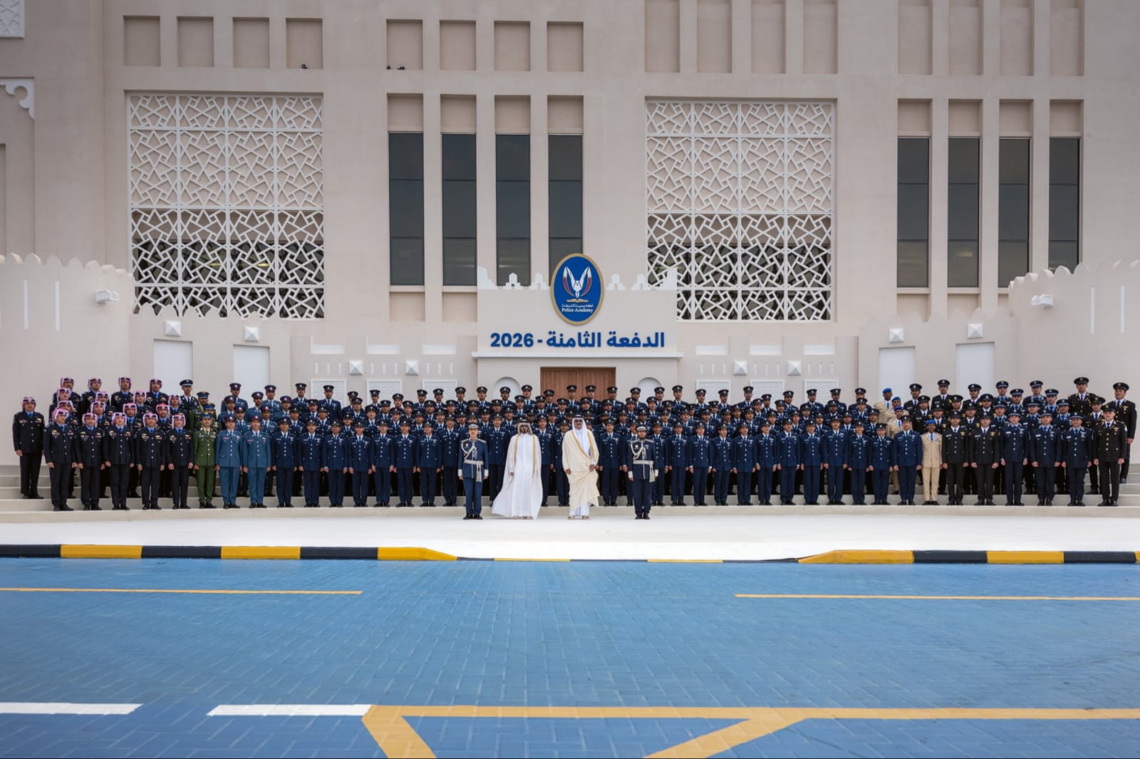 أمير قطر الشيخ تميم بن حمد مع الطلبة الخريجين