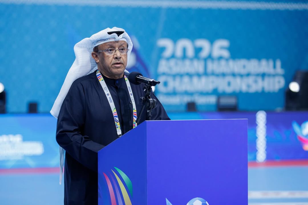 رئيس الاتحاد الآسيوي ونائب رئيس الإتحاد الدولي لكرة اليد بدر الذياب خلال كلمته بحفل افتتاح البطولة الآسيوية الـ 22 في الكويت