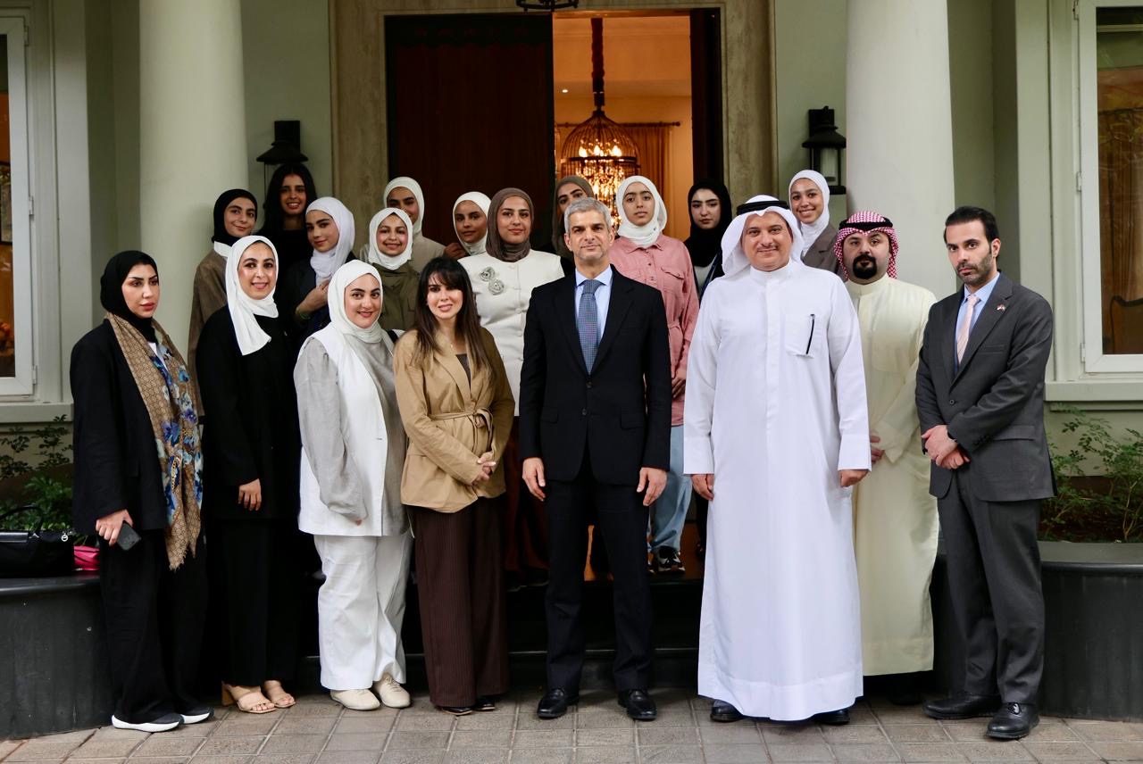 سفير دولة الكويت لدى الجمهورية الإندونيسية يلتقي وفد طالبات وزارة التربية المشاركات في برنامج برنامج "كن من المتفوقين"