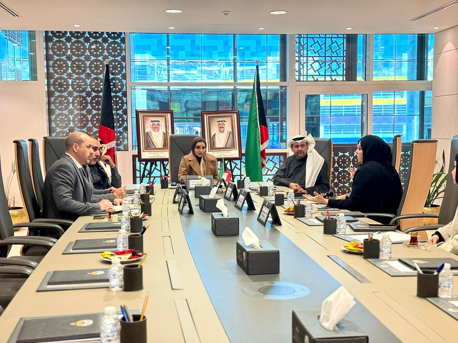 وزير الشؤون الاجتماعية وشؤون الأسرة والطفولة د. أمثال الحويلة خلال الاجتماع