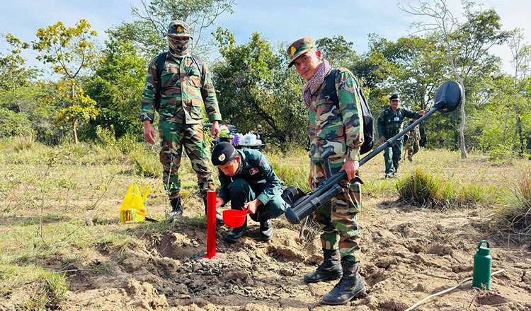 فريق المسح المشترك الكمبودي التايلندي يثبت علامات مؤقتة بين معالم حدودية في المنطقة الحدودية بين البلدين
