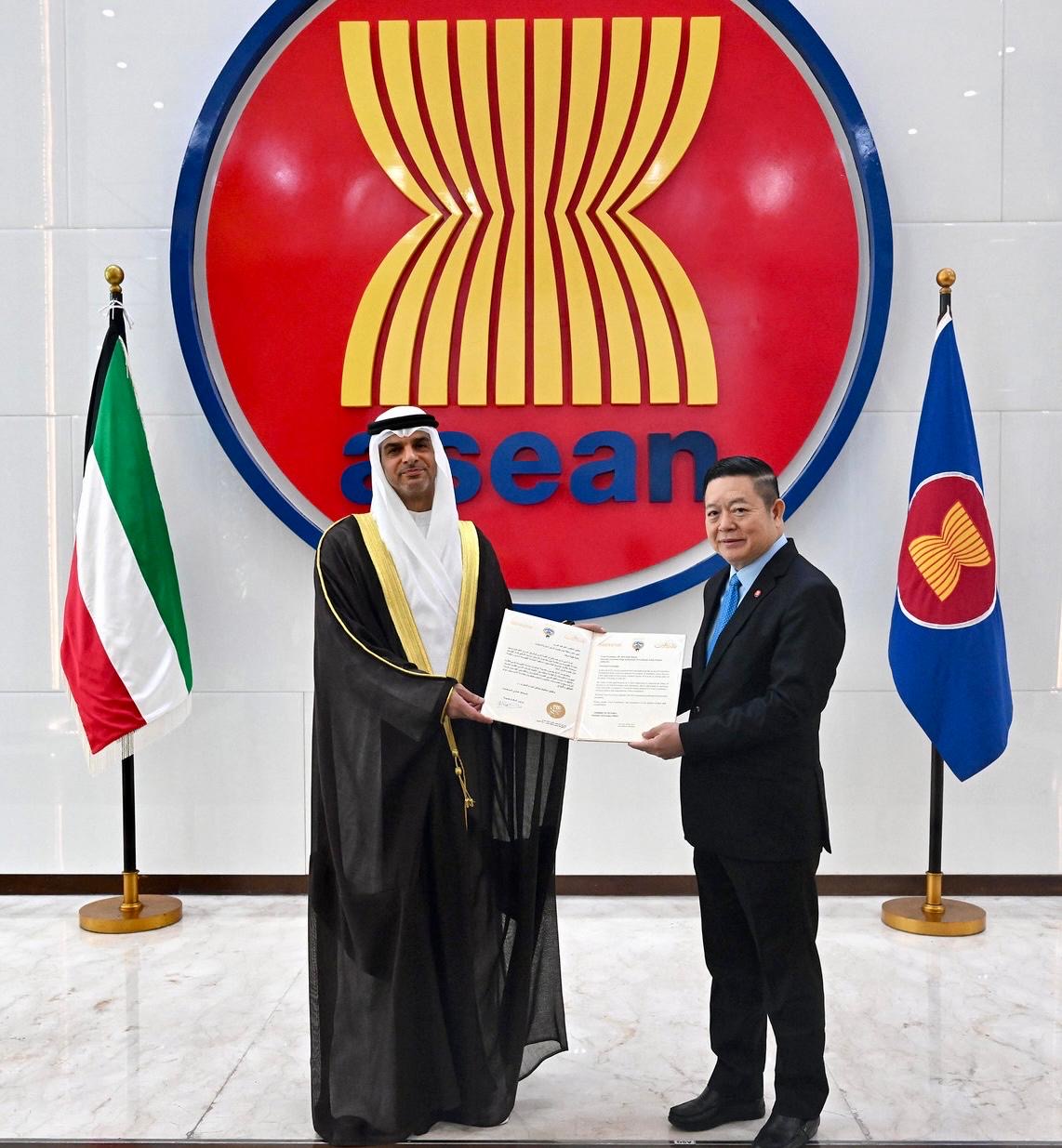 سفير دولة الكويت لدى إندونيسيا خالد الياسين يقدم أوراق اعتماده سفيرا لدى (آسيان)