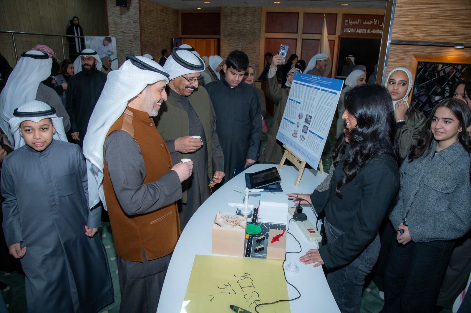 الدكتور فيصل الحميدان يطلع على أحد المشاريع العلمية للطلبة في المعرض المصاحب للختام
