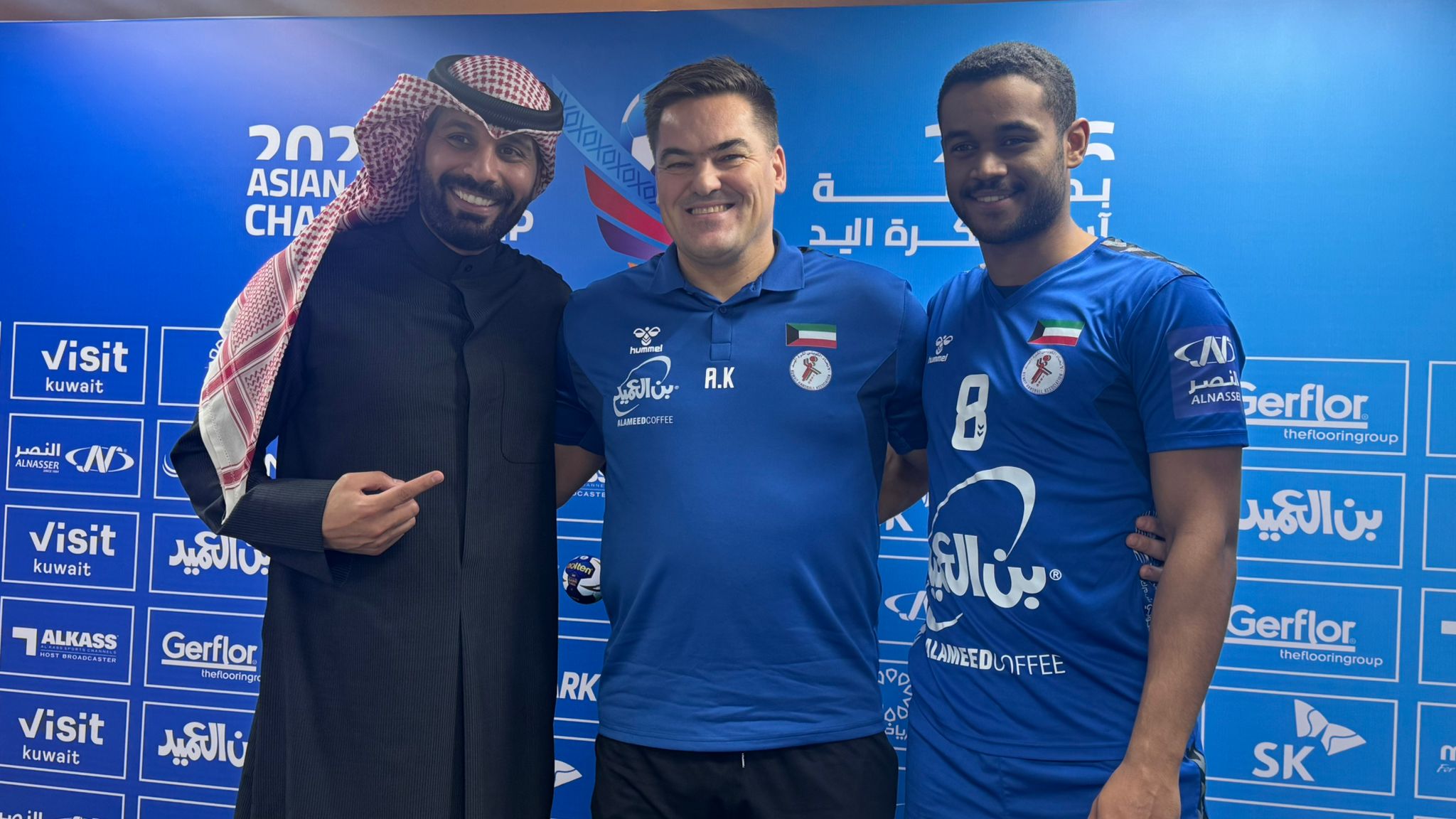 مدرب منتخب الكويت الأيسلندي آرون كريستونسون ولاعب المنتخب عبدالعزيز نجم في المؤتمر الصحفي