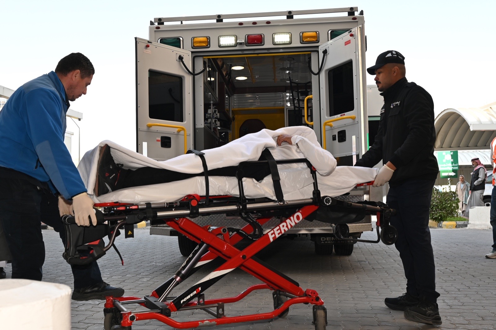 فريق من وزارة الصحة الكويتية خلال عملية الاسعاف ضمن الاخلاء الوهمي اليوم