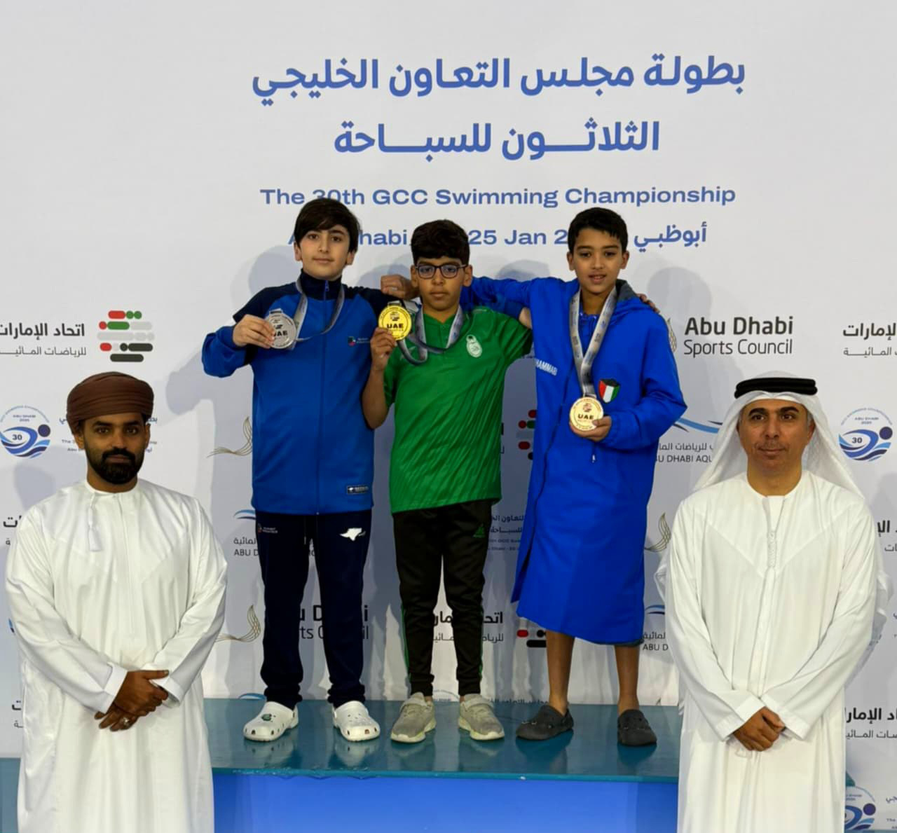 لقطة جماعية لمنتخب الكويت للسباحة بعد حصيلة مميزة من الميداليات