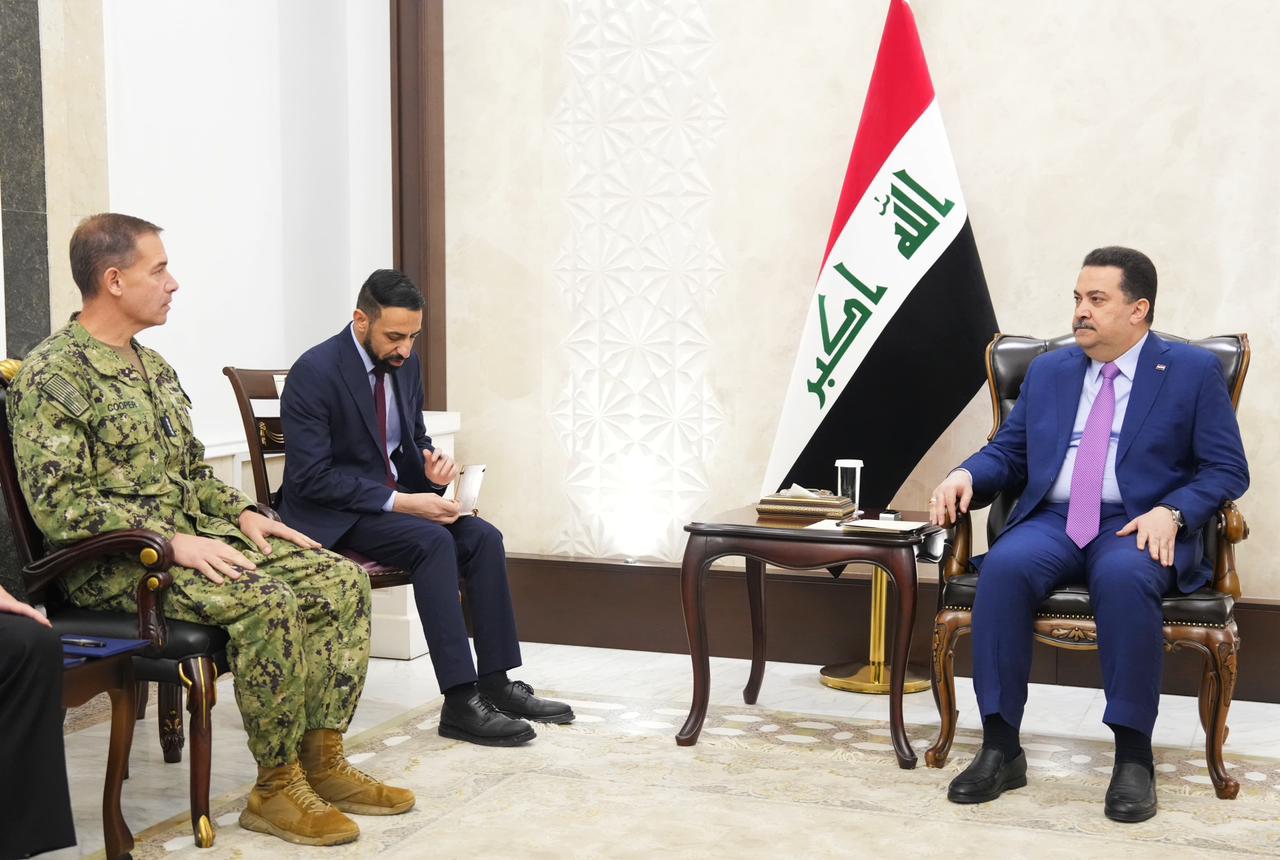 رئيس حكومة تصريف الأعمال العراقية محمد السوداني يلتقي مع قائد القيادة الوسطى المركزية الأمريكية الأدميرال براد كوبر