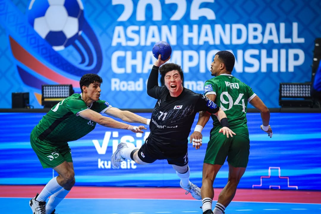 دفاع العراق يحاول عرقلة الاعب الكوري قبل رمي الكرة