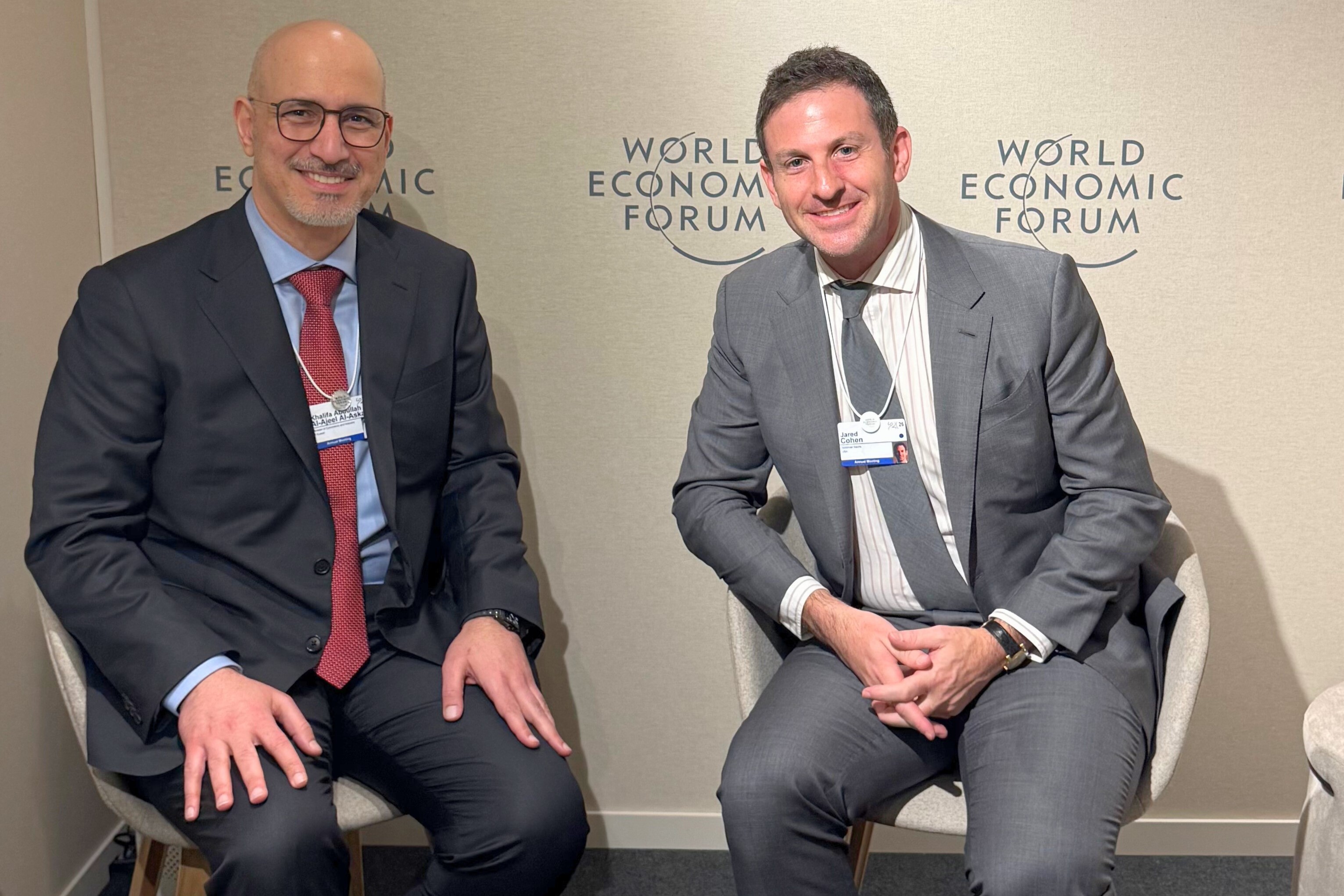 Le ministre du Commerce et de l’Industrie, Khalifa Al-Ajil, et le président des affaires mondiales de Goldman Sachs, Jared Cohen.