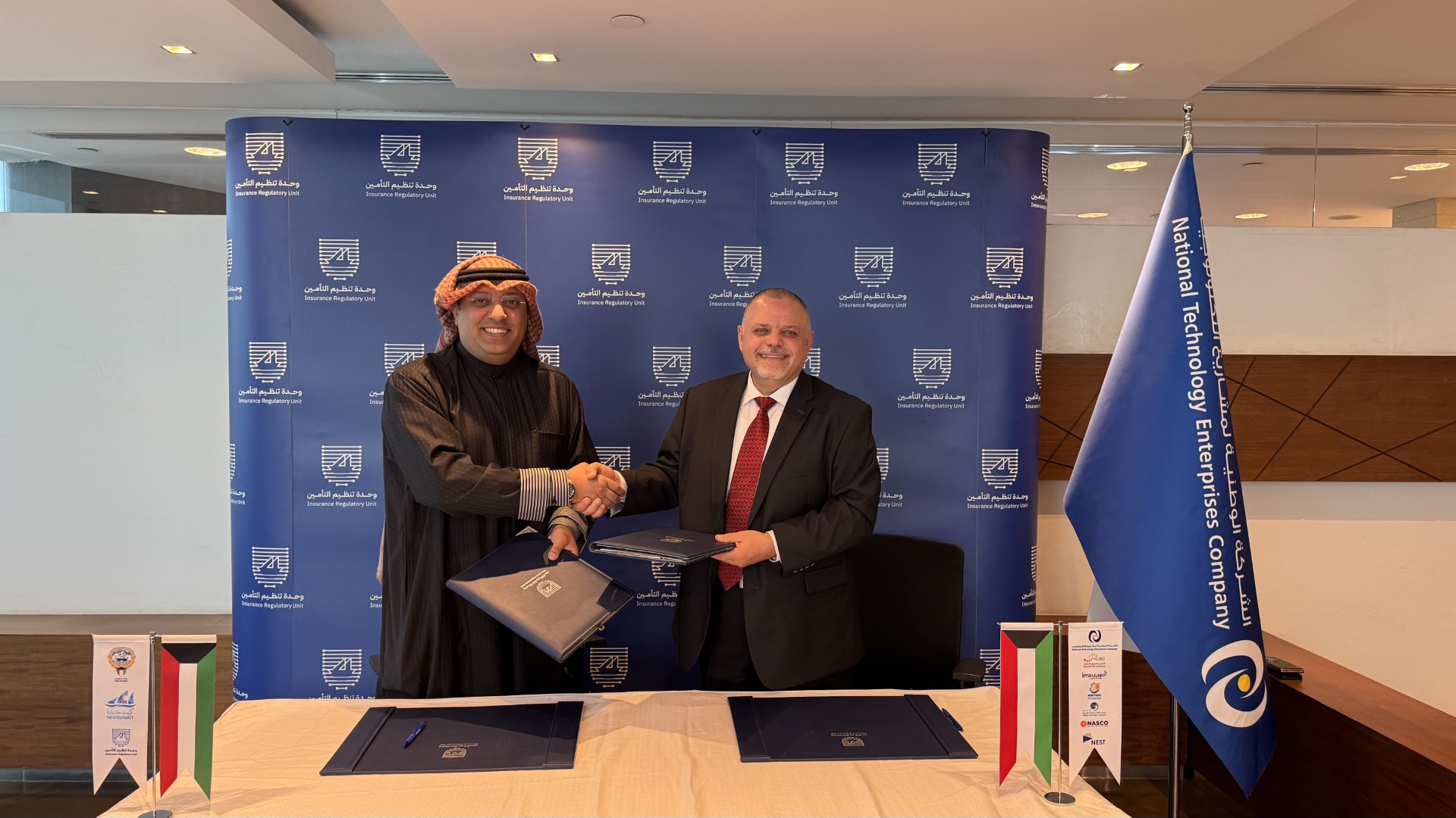 الرئيس التنفيذي للشركة الوطنية لمشاريع التكنولوجيا انس ميرزا                                     
و محمد سليمان العتيبي رئيس وحدة تنظيم التأمين بعد التوقيع على الاتفاقيه