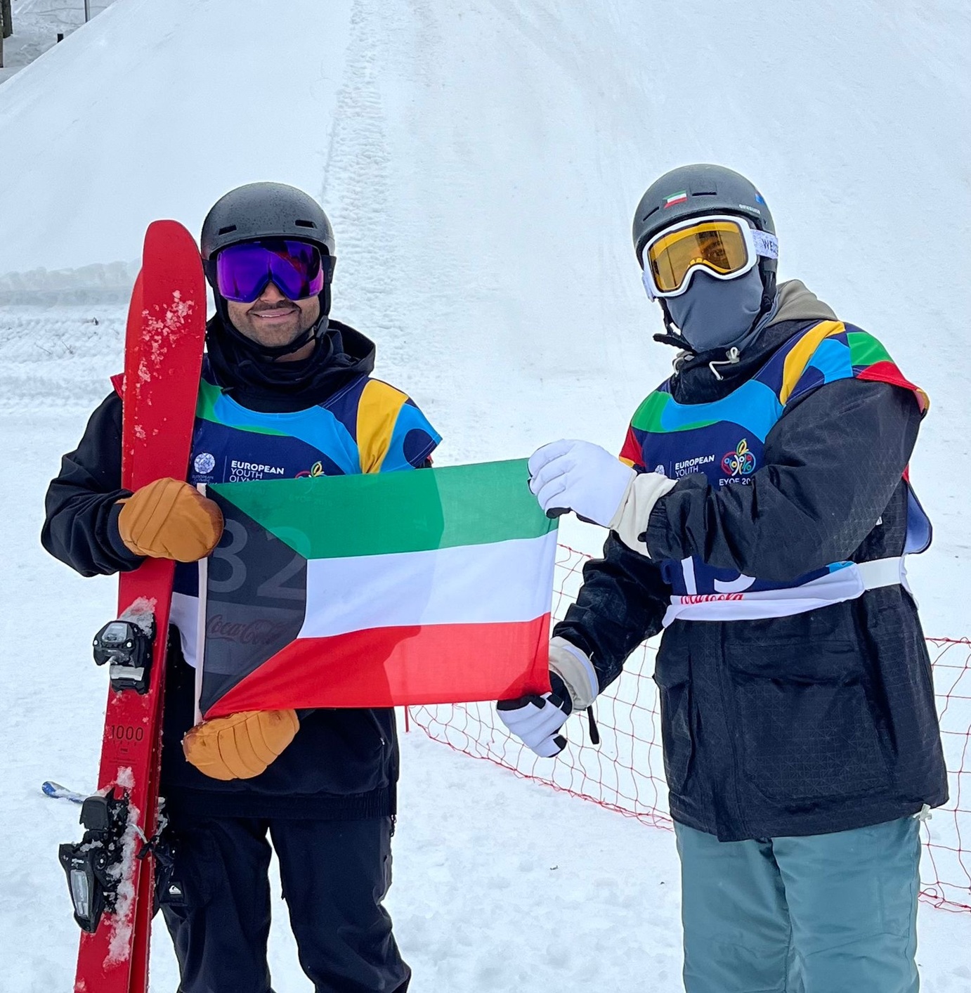 اللاعبان سلمان الكندري وعبدالوهاب المعتوق يرفعان علم الكويت اثناء منافسات البطولة
