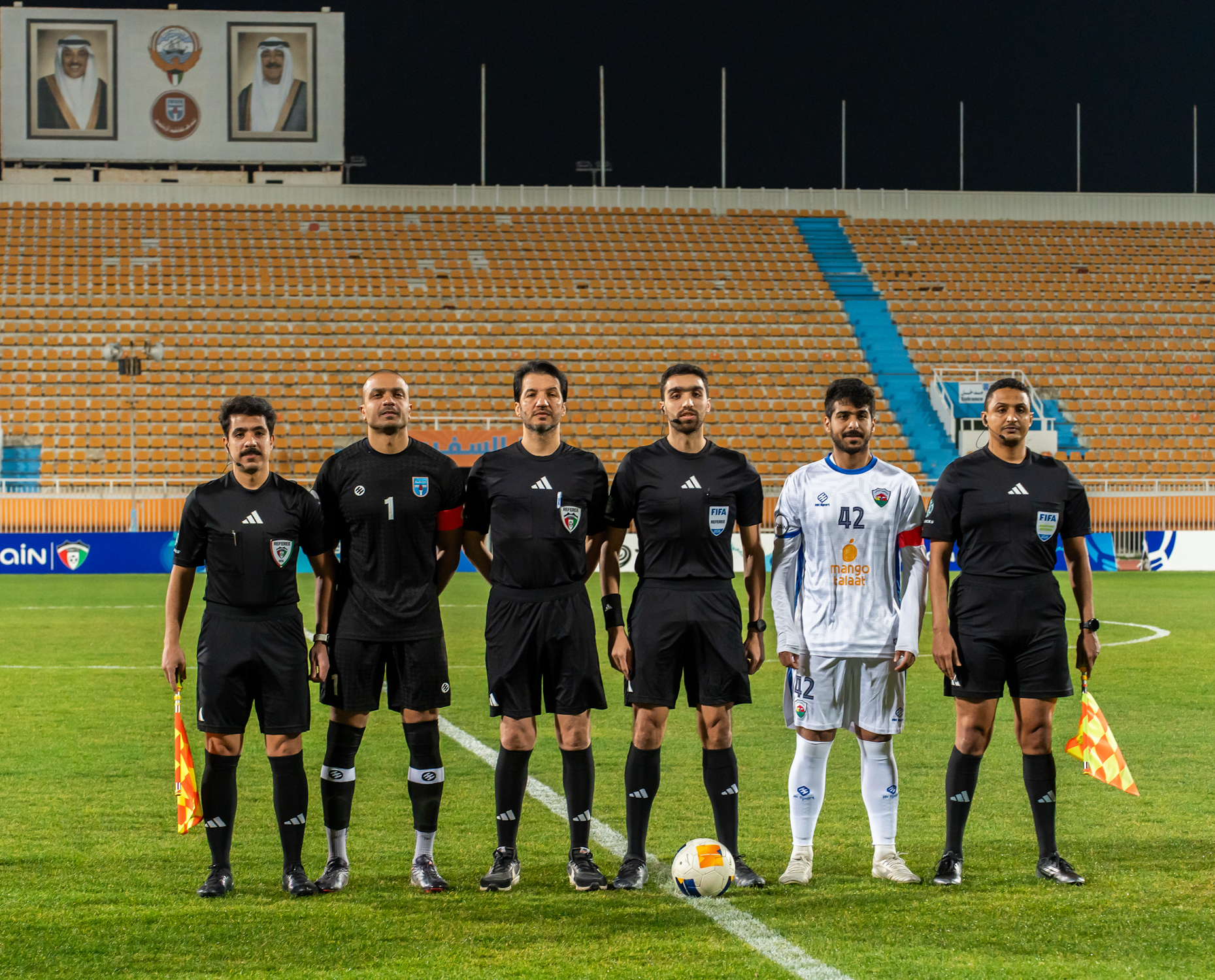 قائدا الفريقان مع حكام المباراة قبل اللقاء