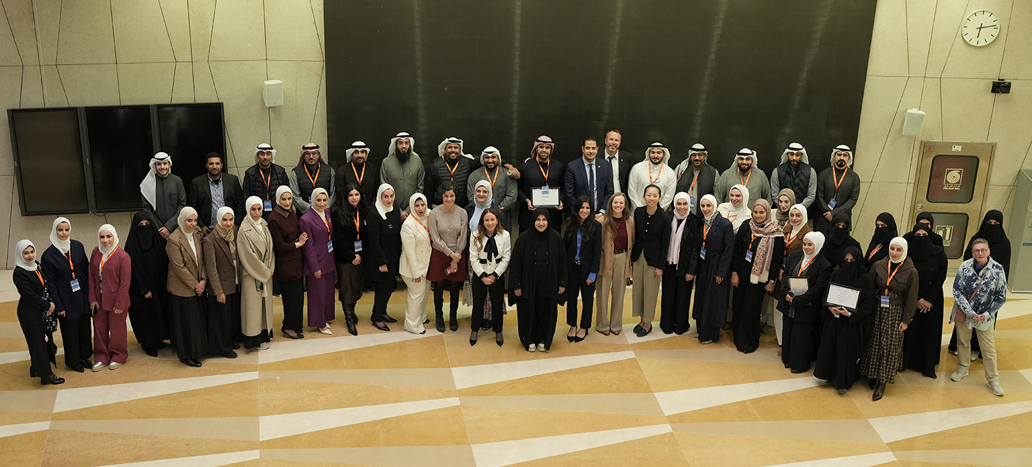 لقطة جماعية للمعلمين والمعلمات المشاركين في البرنامج عقب اختتام الفعاليات.