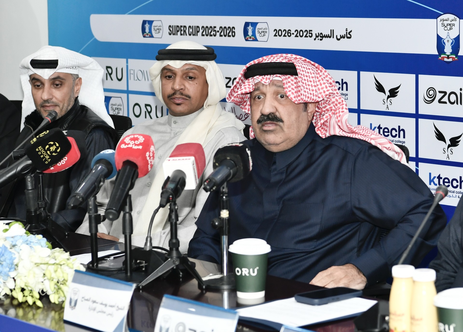 رئيس الاتحاد الكويتي لكرة القدم الشيخ احمد اليوسف متحدثا اثناء المؤتمر الصحفي