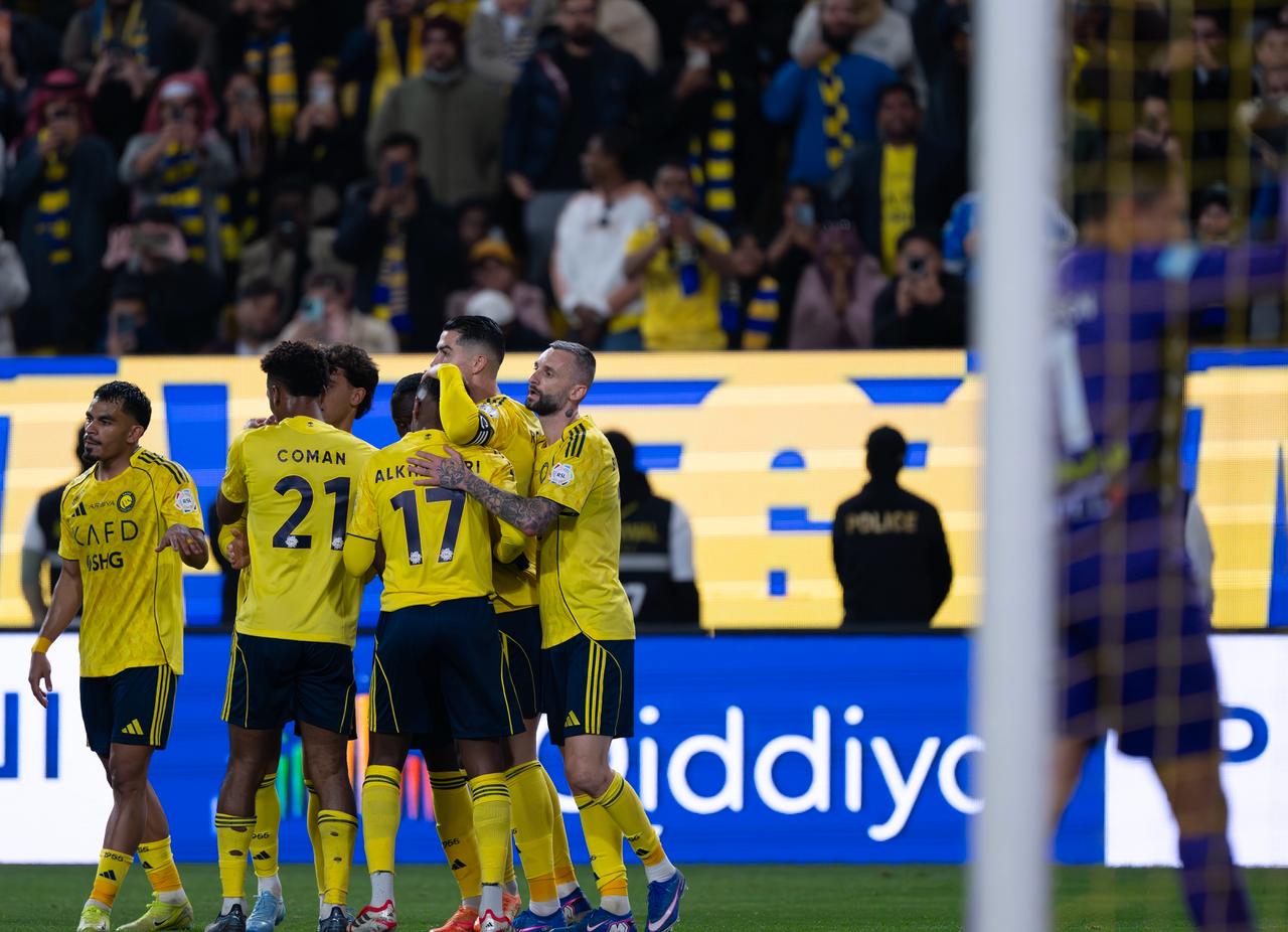 لاعبي نادي النصر يحتلفون بالهدف