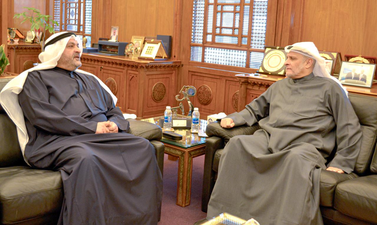 الأمين العام الحالي للمنظمة العربية للطاقة جمال اللوغاني خلال استقباله في مكتبه اليوم الأمين العام الجديد للمنظمة خالد العتيبي