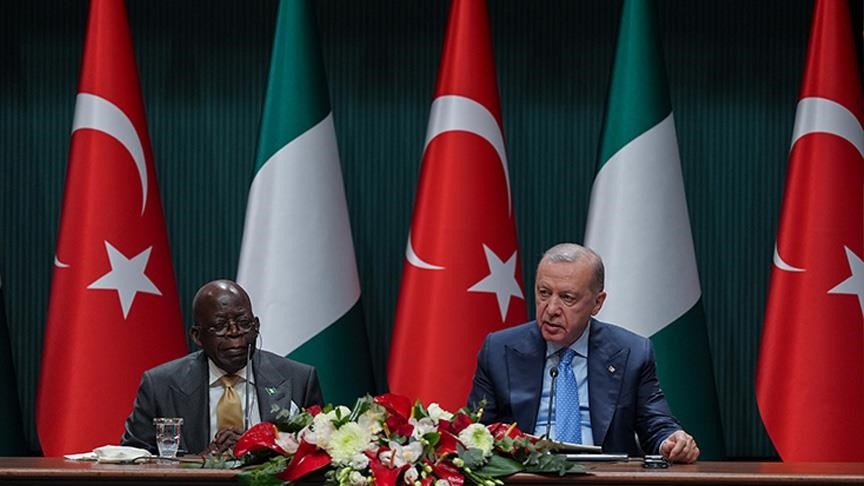 الرئيس التركي رجب طيب أردوغان ونظيره النيجيري بولا أحمد تينوبو خلال مؤتمر صحفي مشترك