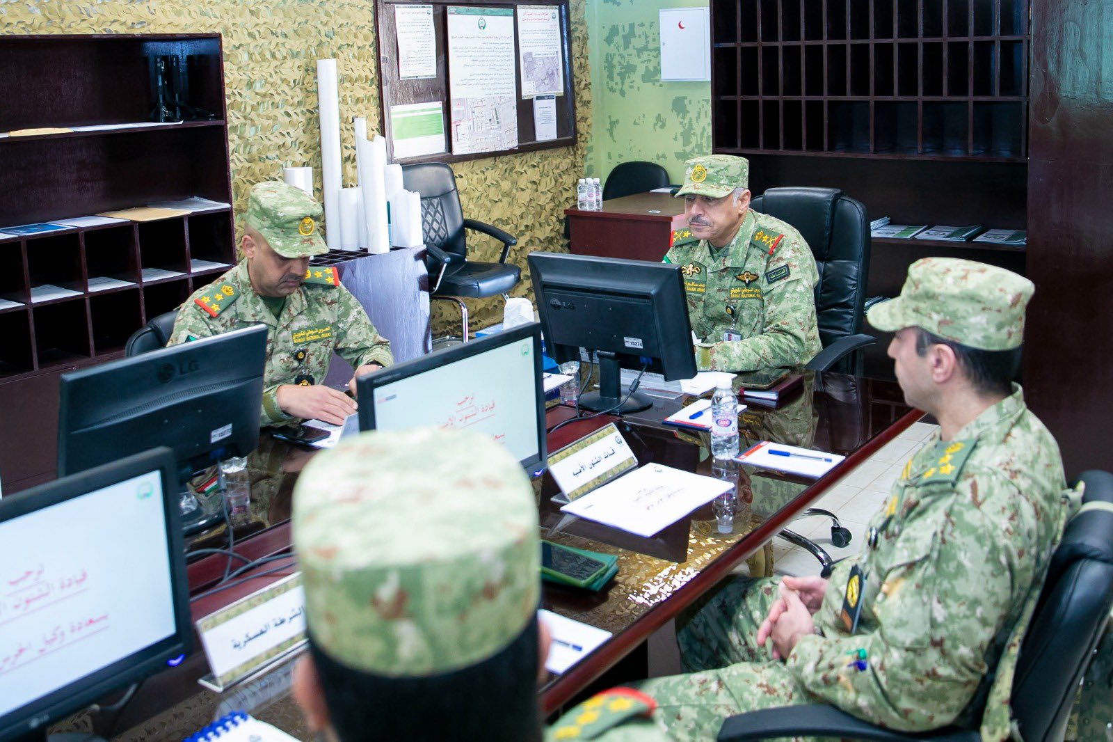 وكيل الحرس الوطني يقوم بزيارة تفقدية إلى قيادة الشؤون الأمنية