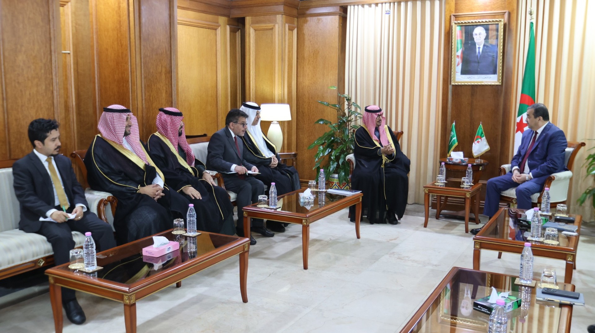 وزير المحروقات الجزائري محمد عرقاب مع الرئيس التنفيذي للشركة السعودية (أبونيان القابضة) تركي العمري