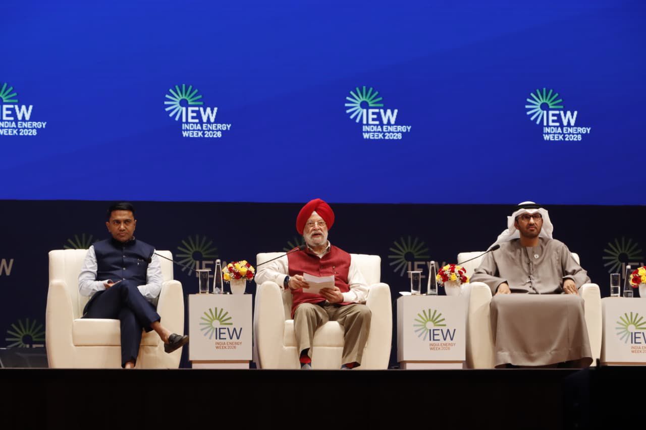 وزير البترول والغاز الطبيعي الهندي مع وزير الصناعة والتكنولوجيا المتقدمة الإماراتي خلال فعاليات أسبوع الطاقة الهندي 2026