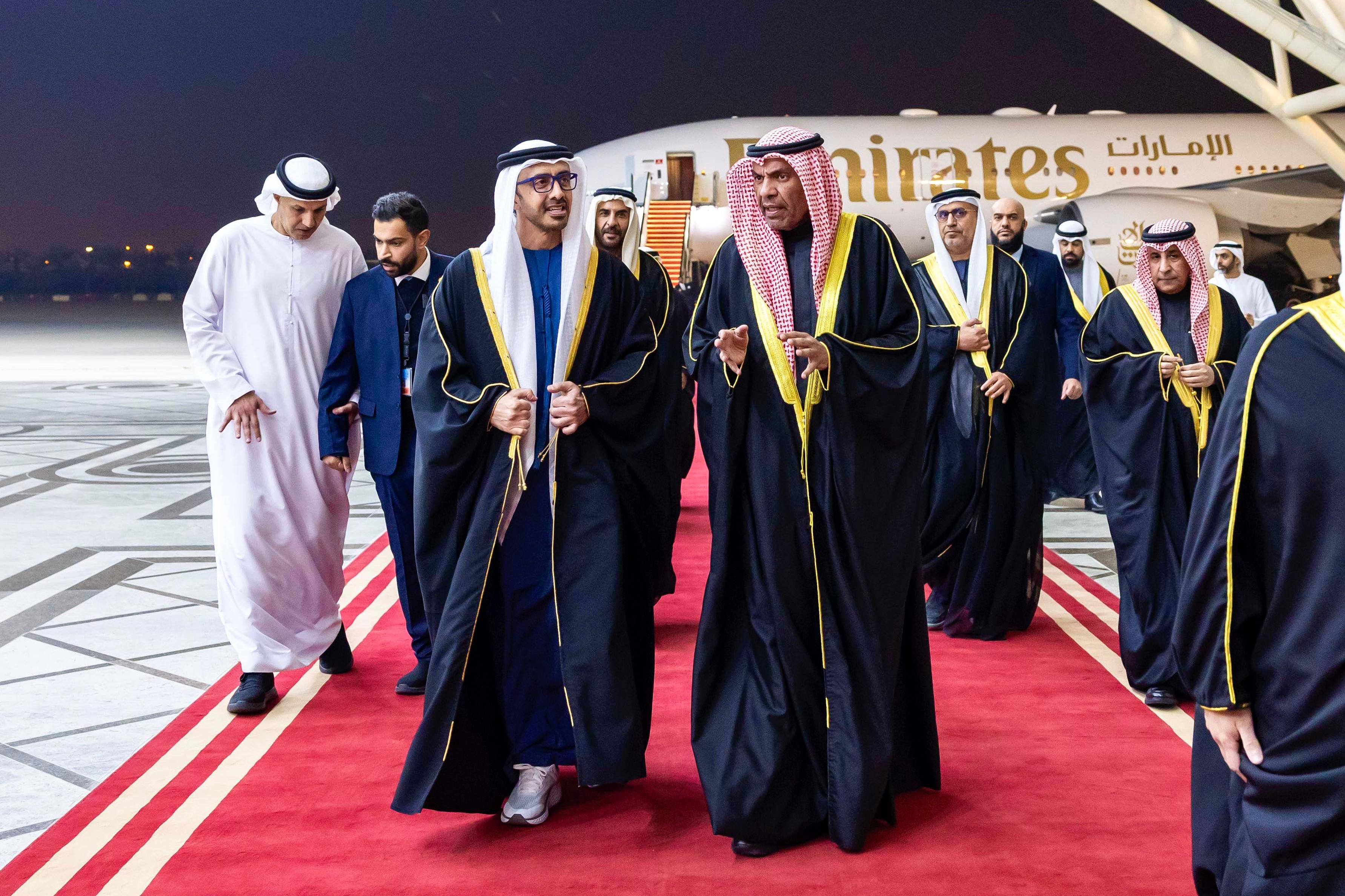 وزير الخارجية يستقبل نائب رئيس مجلس الوزراء وزير الخارجية الإماراتي في المطار بمناسبة زيارته الرسمية الى البلاد