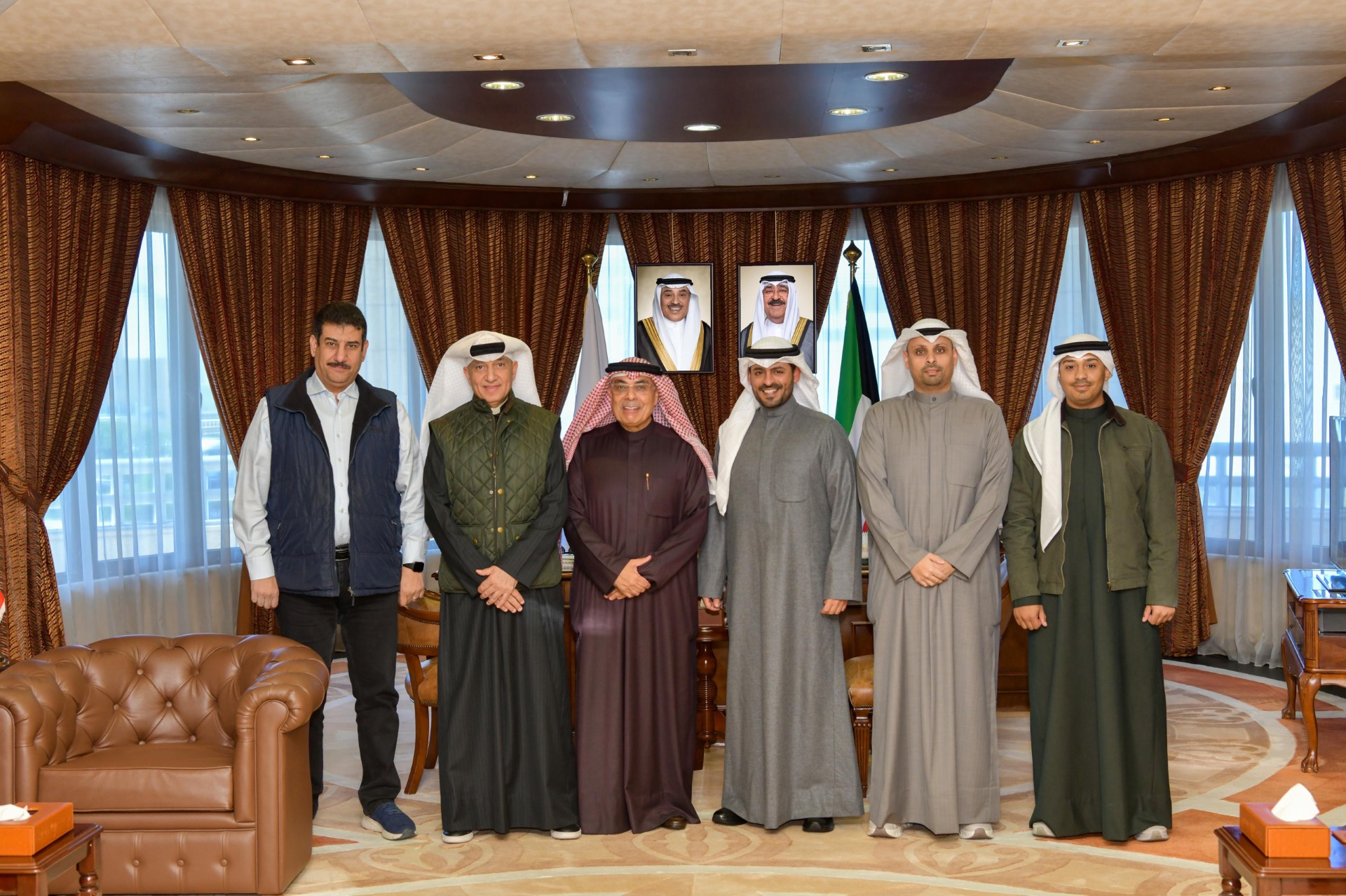 صورة جماعية للمحافظ مع رئيس واعضاء الاتحاد