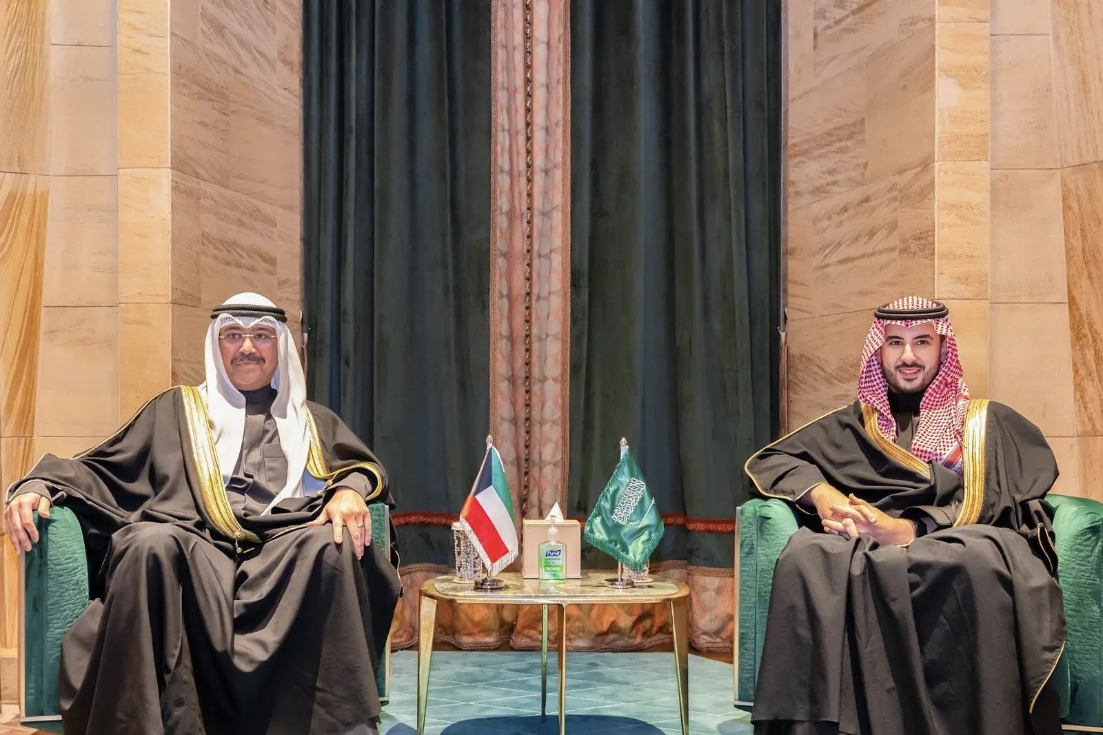 وزير الدفاع يستعرض مع نظيره السعودي في الرياض العلاقات الأخوية وأوجه التعاون الثنائي