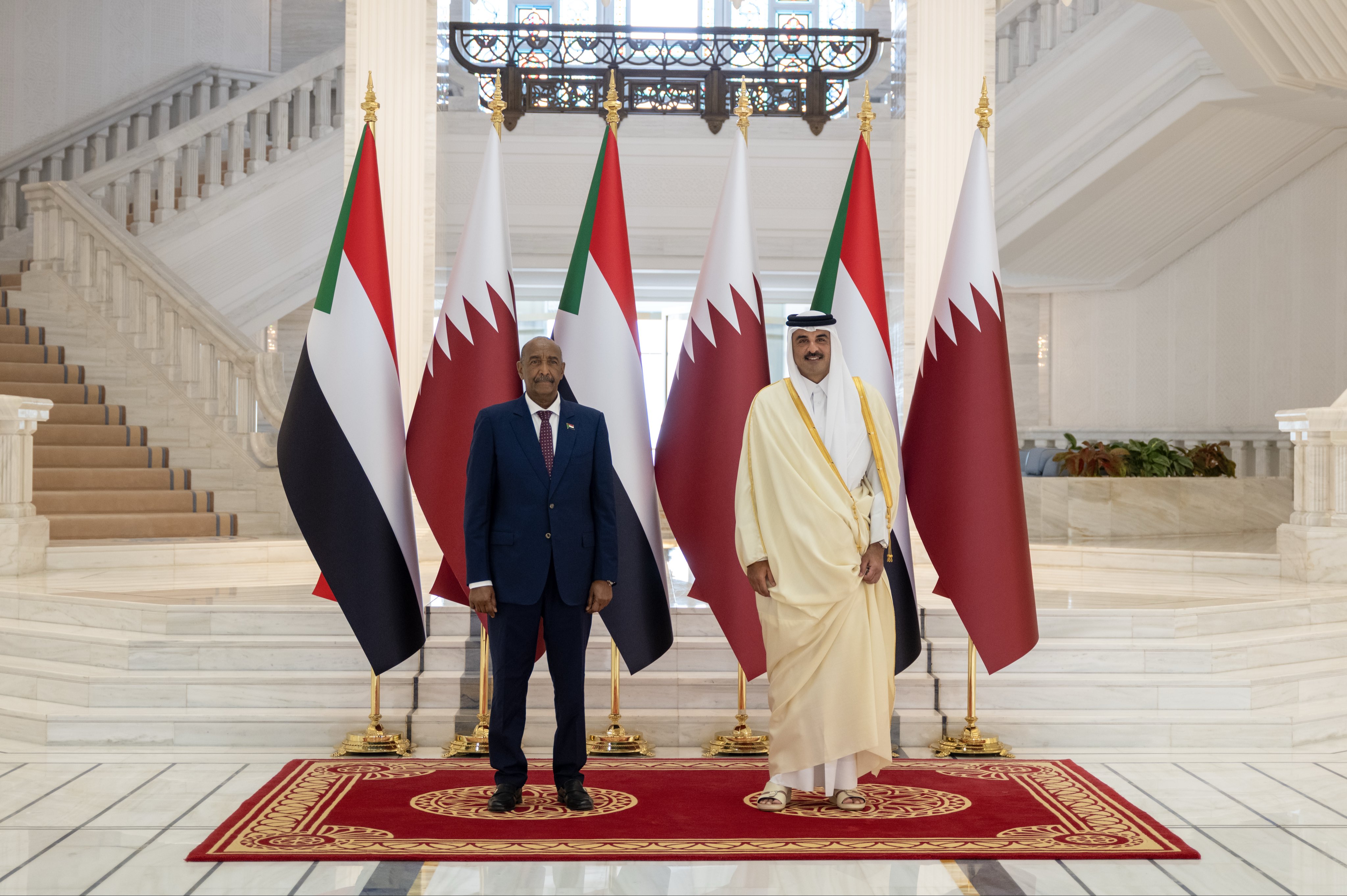 أمير دولة قطر الشيخ تميم بن حمد مع رئيس مجلس السيادة الانتقالي السوداني الفريق أول ركن عبدالفتاح البرهان