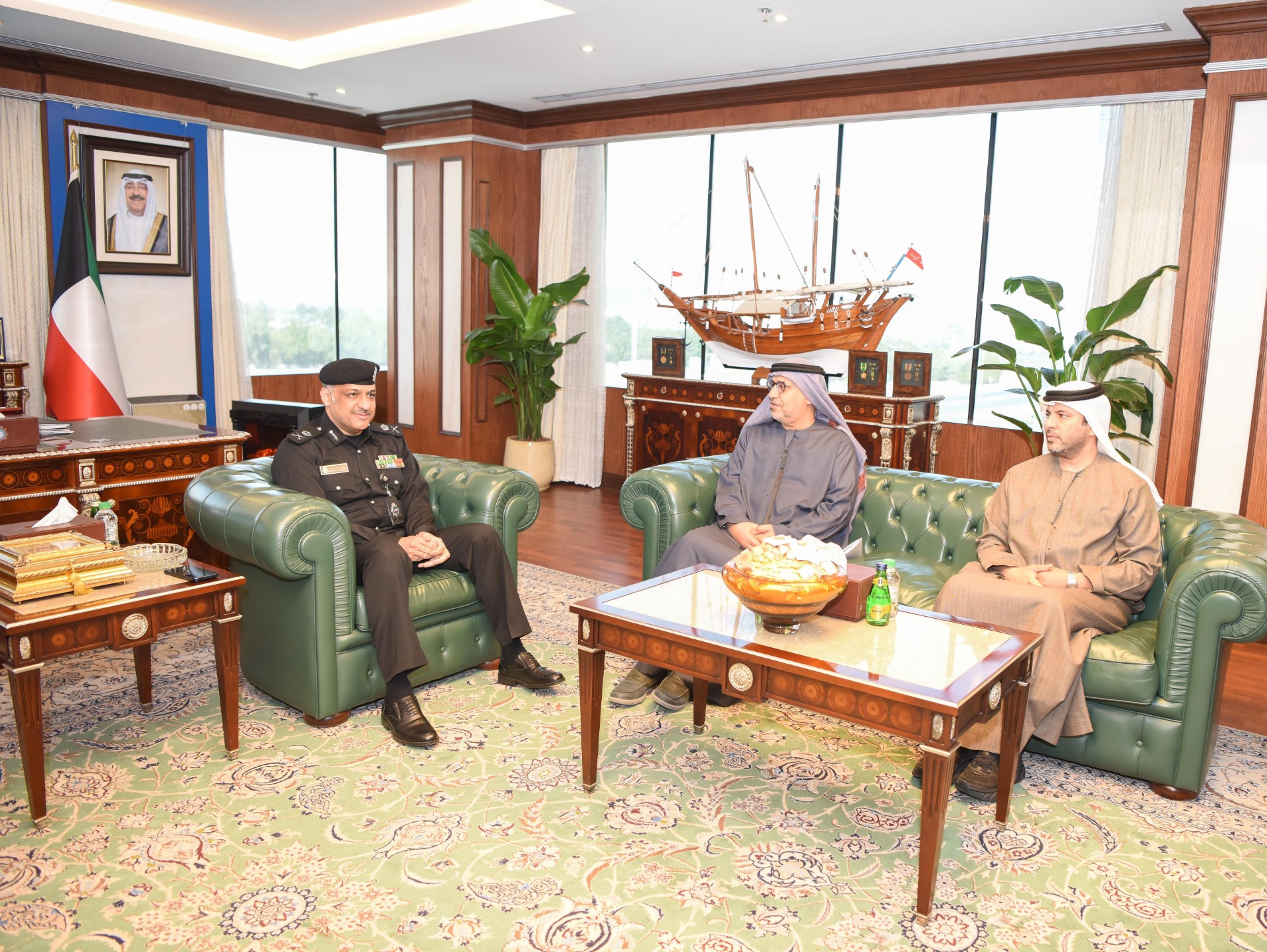 وكيل (الداخلية) يبحث مع السفير الإماراتي لدى البلاد سبل تعزيز التعاون الأمني
