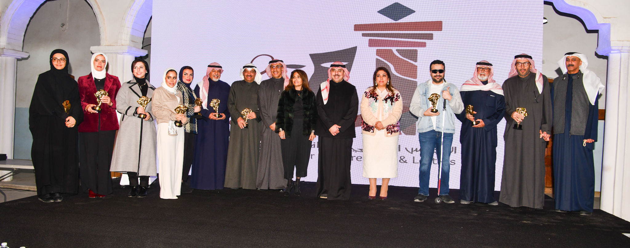 صورة جماعية مع الفائزين