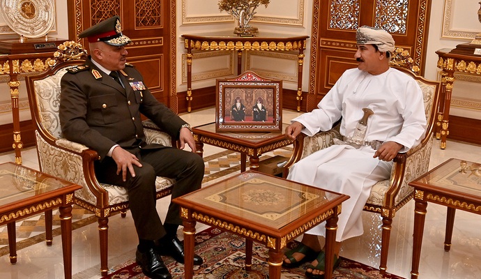 وزير المكتب السلطاني الفريق أول سلطان النعماني خلال استقباله رئيس الأركان المصري