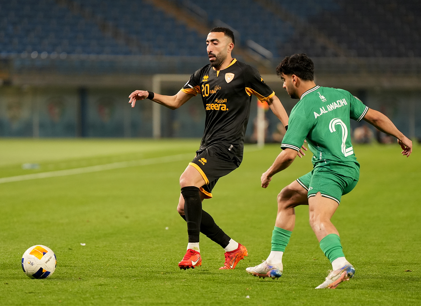 صراع على الكرة بين لاعبي الفريقين