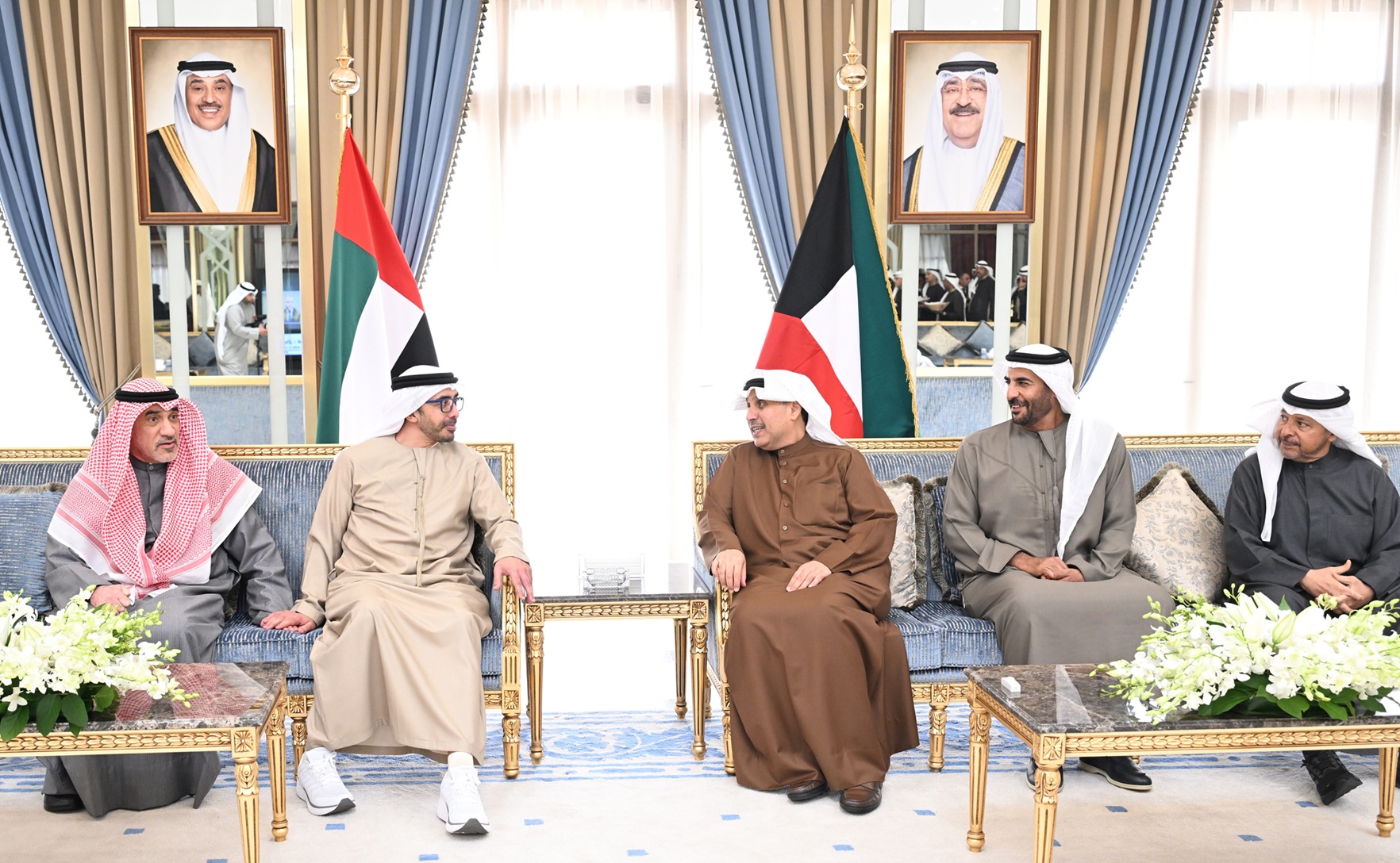 وزير شؤون الديوان الأميري والنائب الأول لرئيس مجلس الوزراء ووزير الداخلية مع نائب رئيس مجلس الوزراء وزير الخارجية الإماراتي