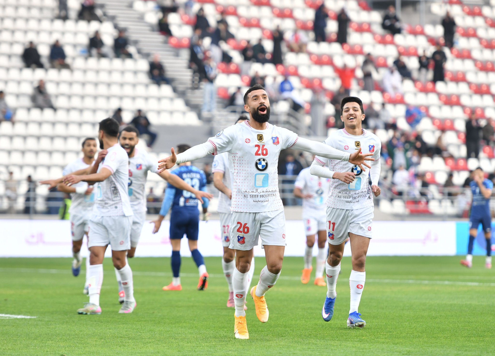 لاعب الكويت محمد مرهون يحتفل بهدفه مع زملاؤه