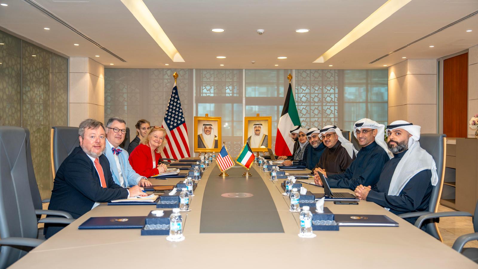 وزير المالية مع النائب الأول لمساعد وزير الخارجية لمراقبة الأسلحة الامريكي